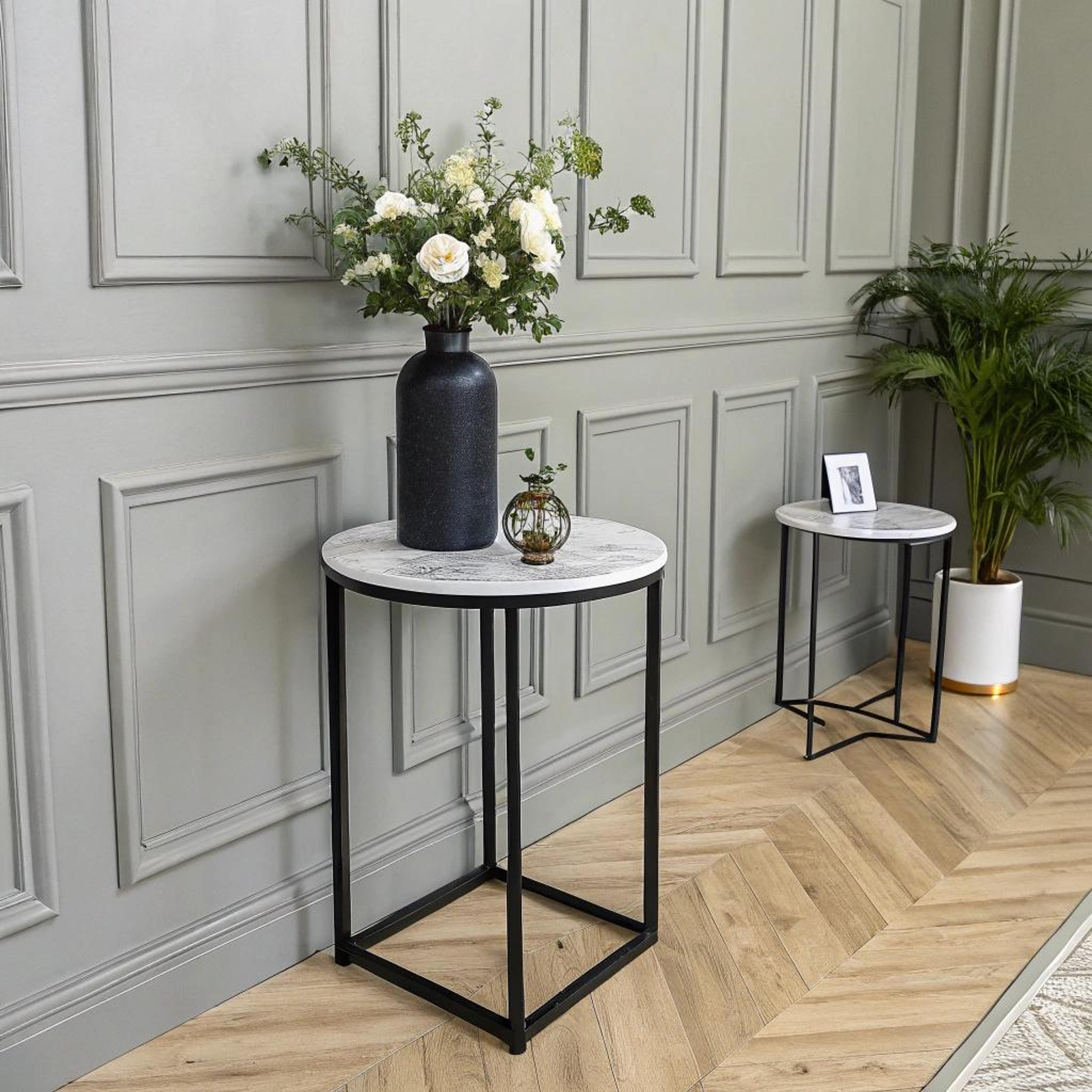 Grijze lambrisering en marmerdetails