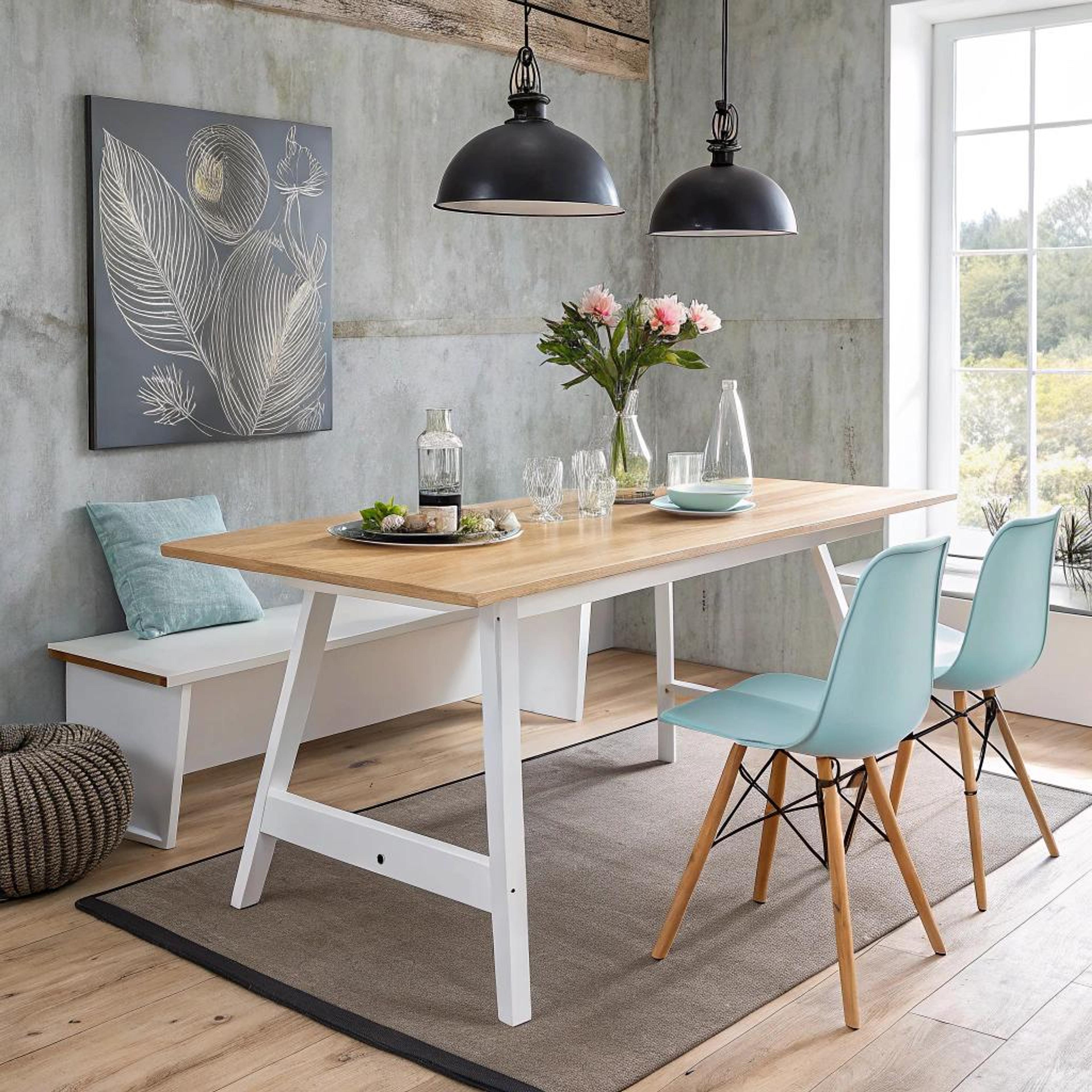 Pastelstoelen rond schragen tafel