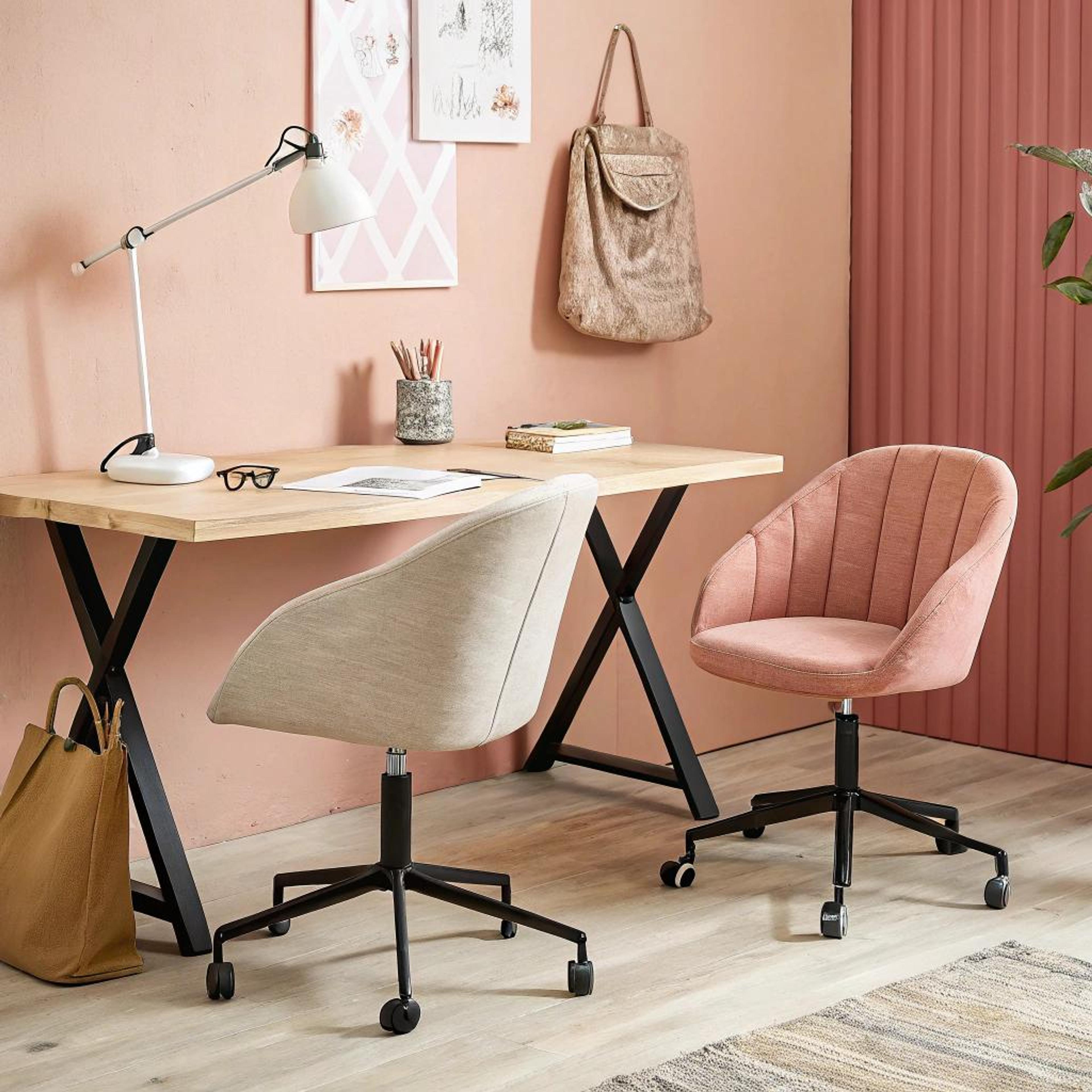Pastel werkplek met schragen