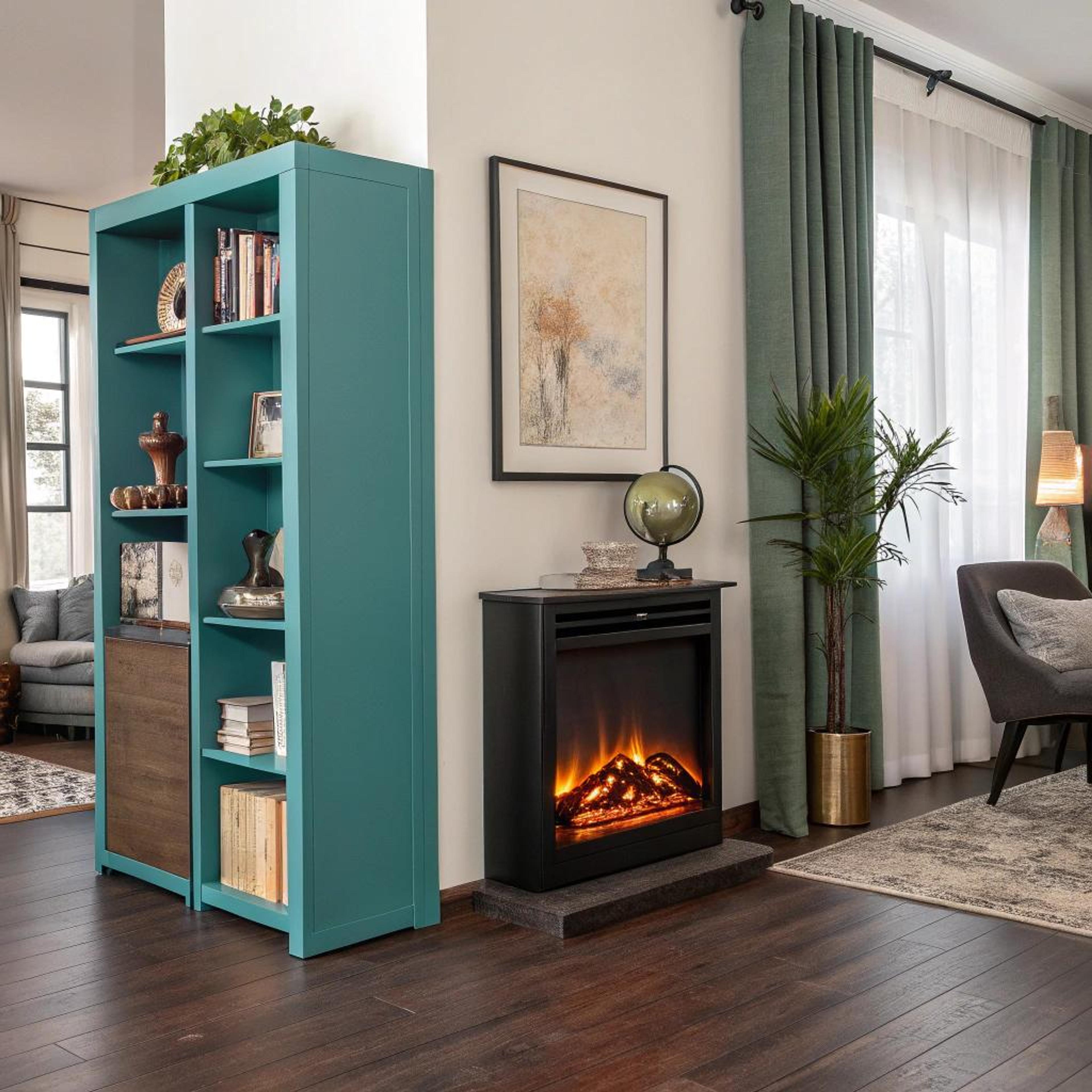 Kleurrijke boekenkast bij doorkijkhaard