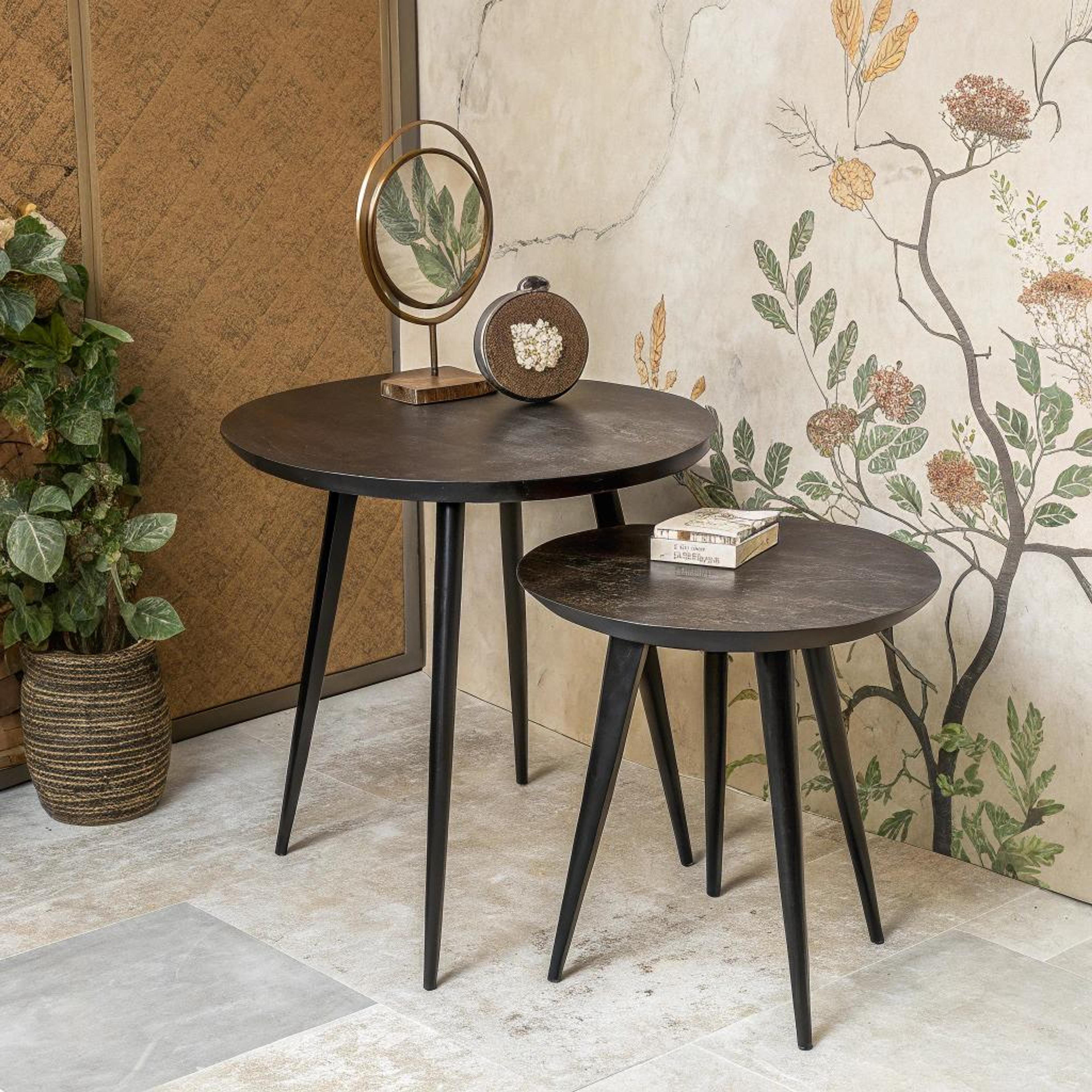 Botanische accenten bij bijzettafels