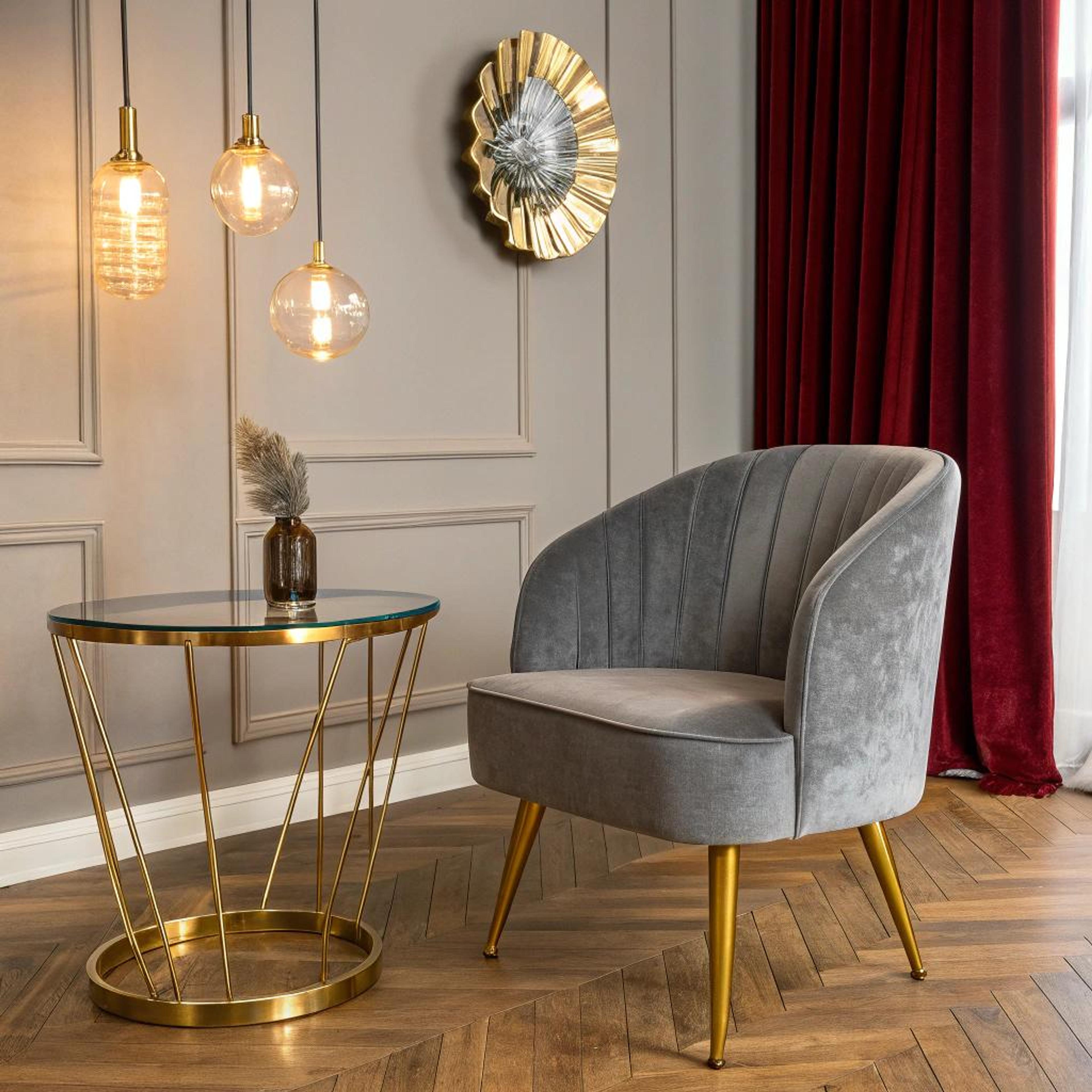 Fluwelen oorfauteuil met glamour