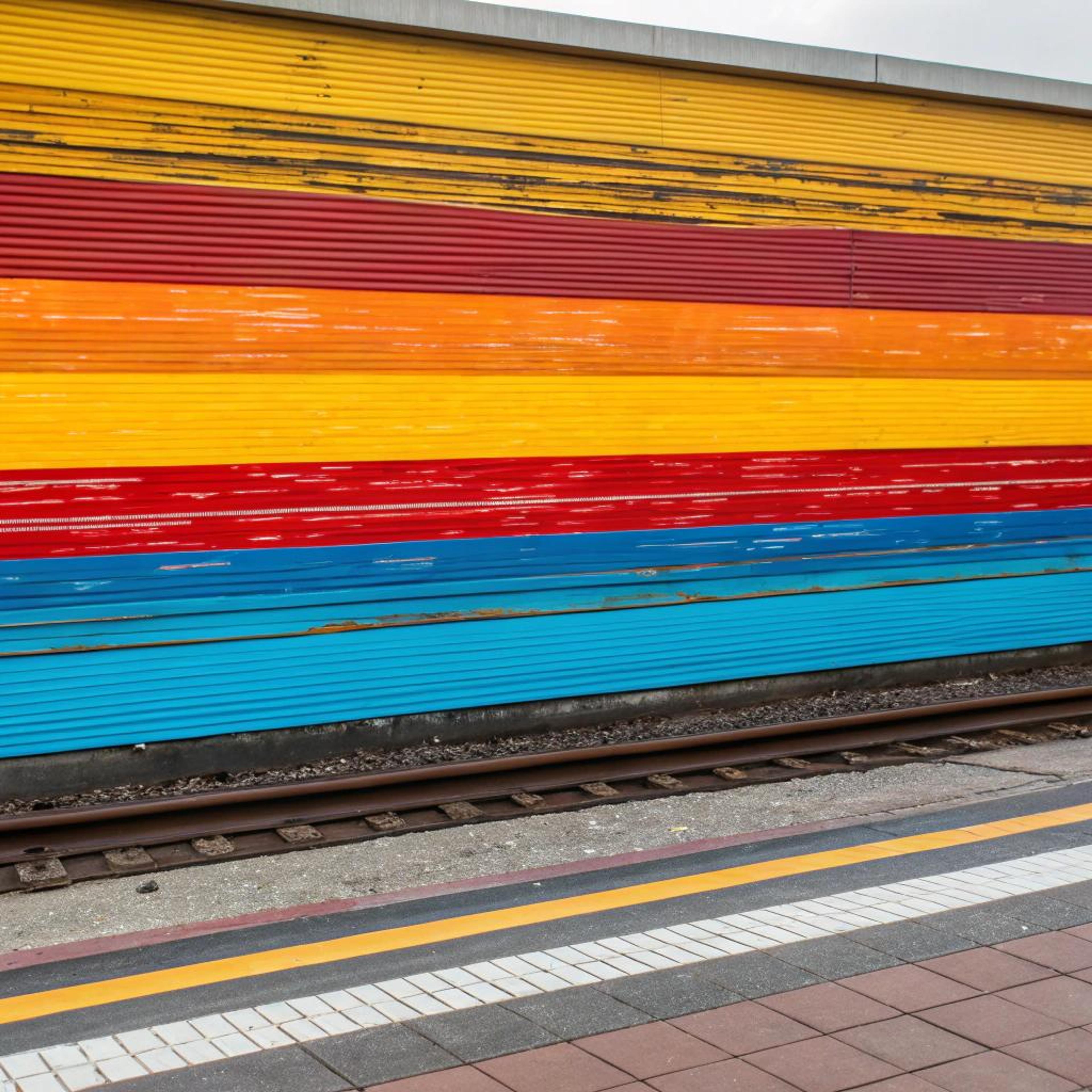 Kleurrijke strepen bij vensterbank