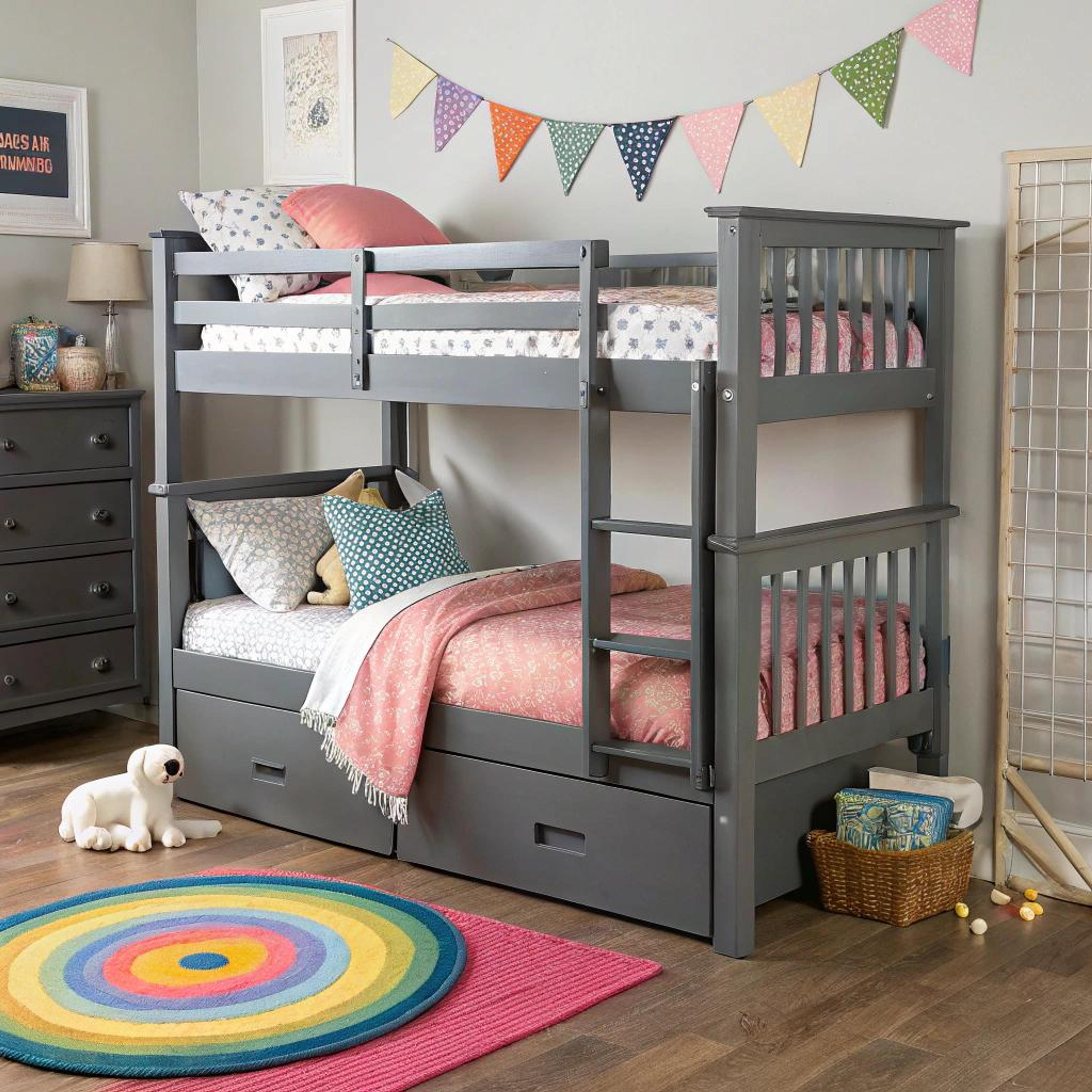 Stoer stapelbed met bont decor