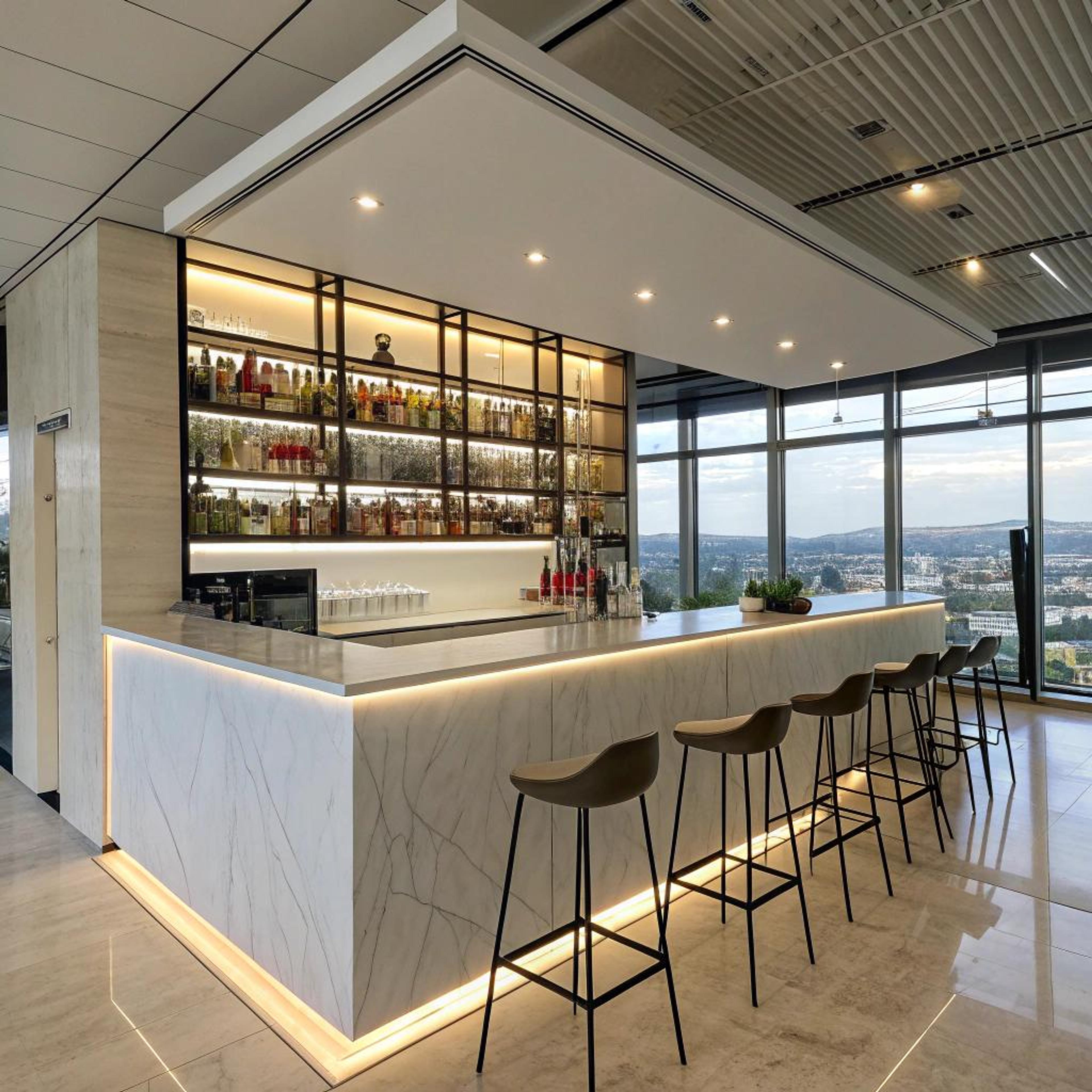 Marmeren bar met warme verlichting