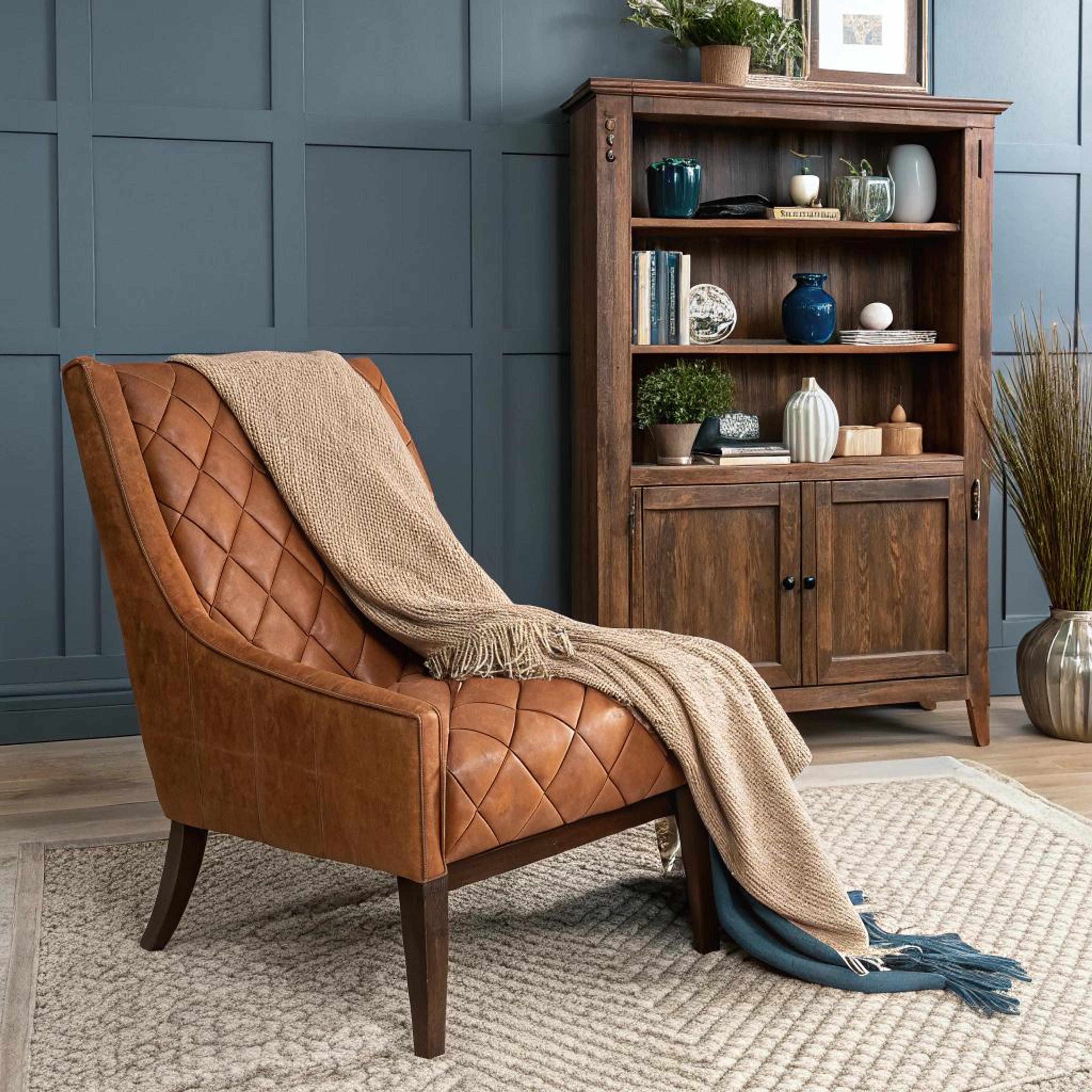 Leren fauteuil met plaid