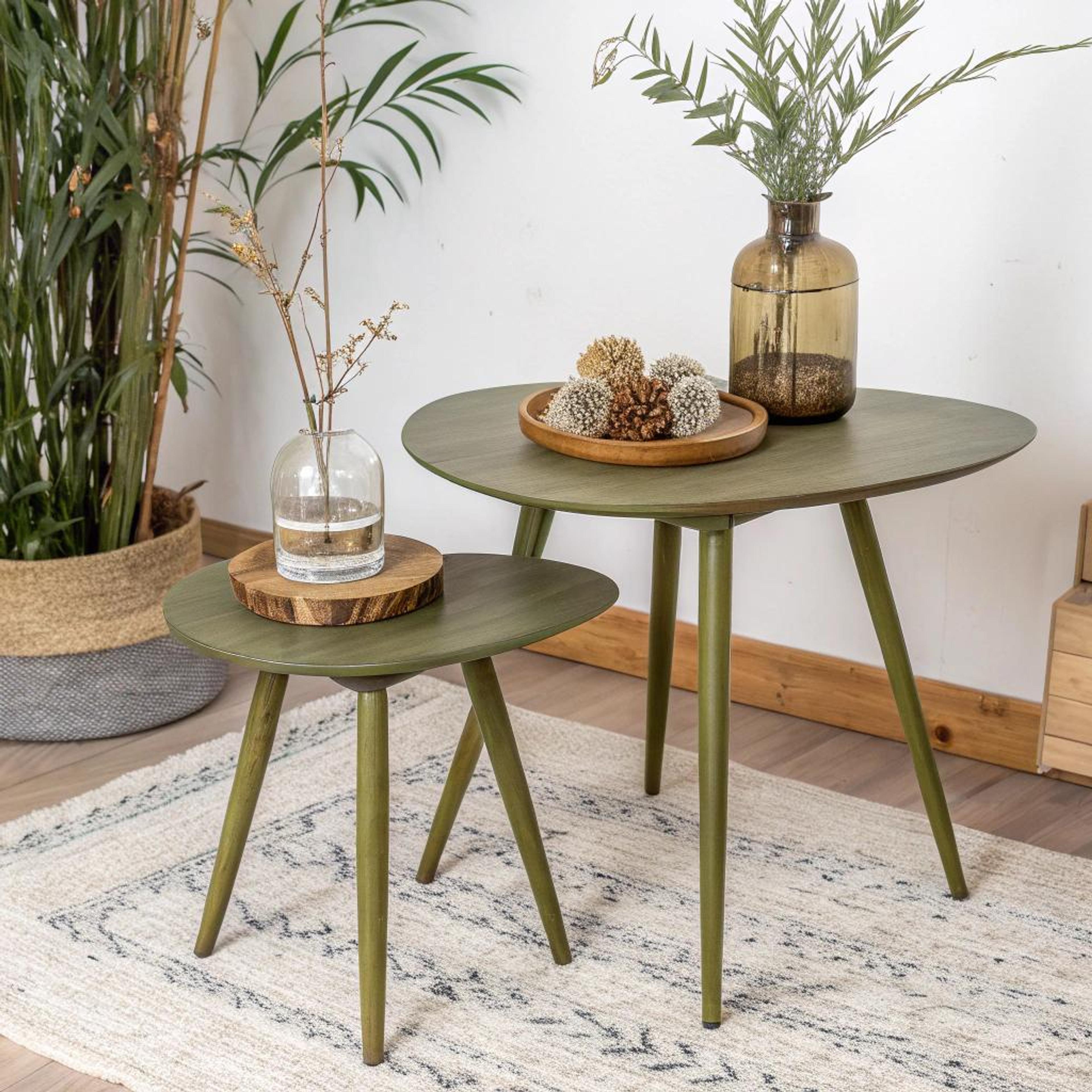 Groene bijzettafels in balans