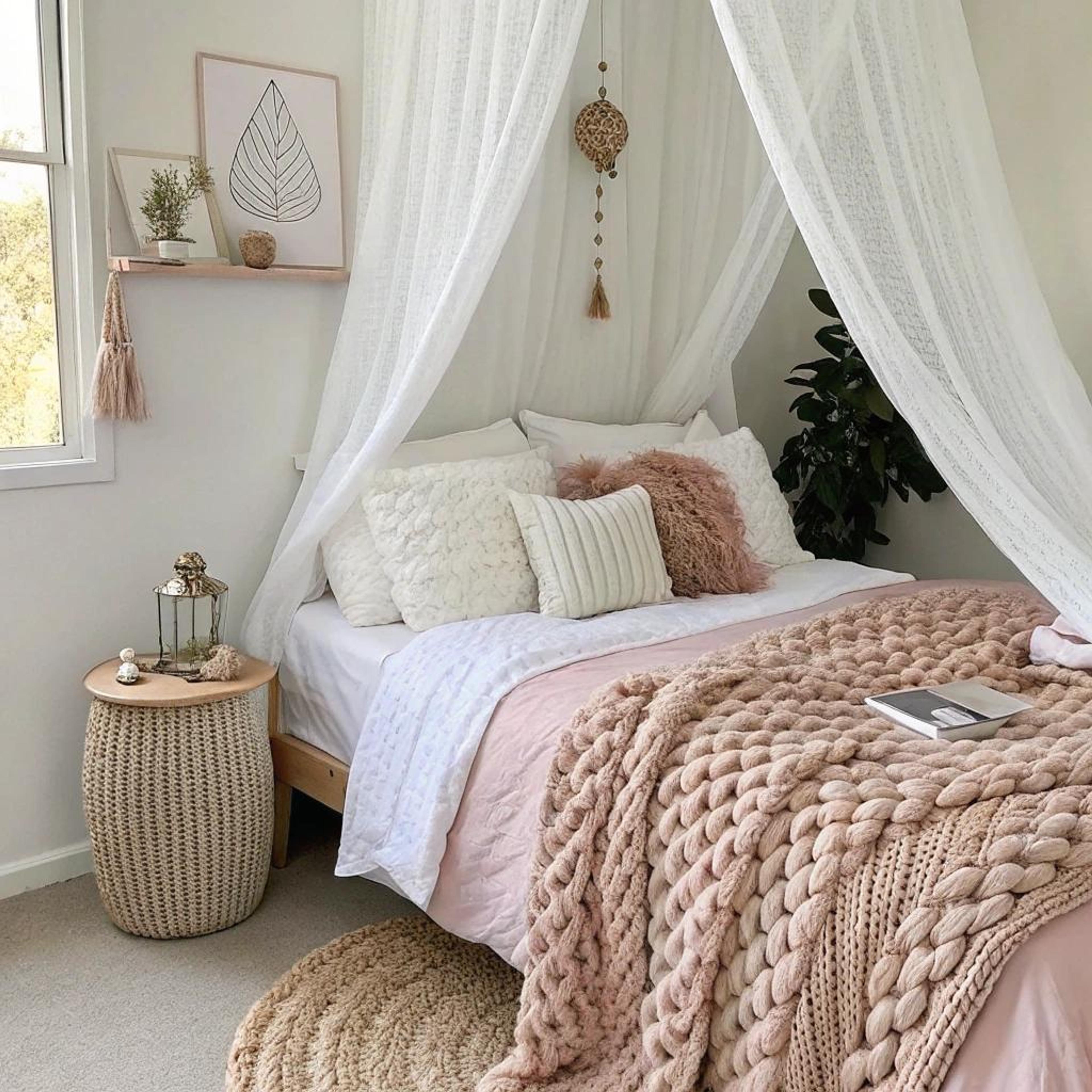 Warme texturen rond hemelbed