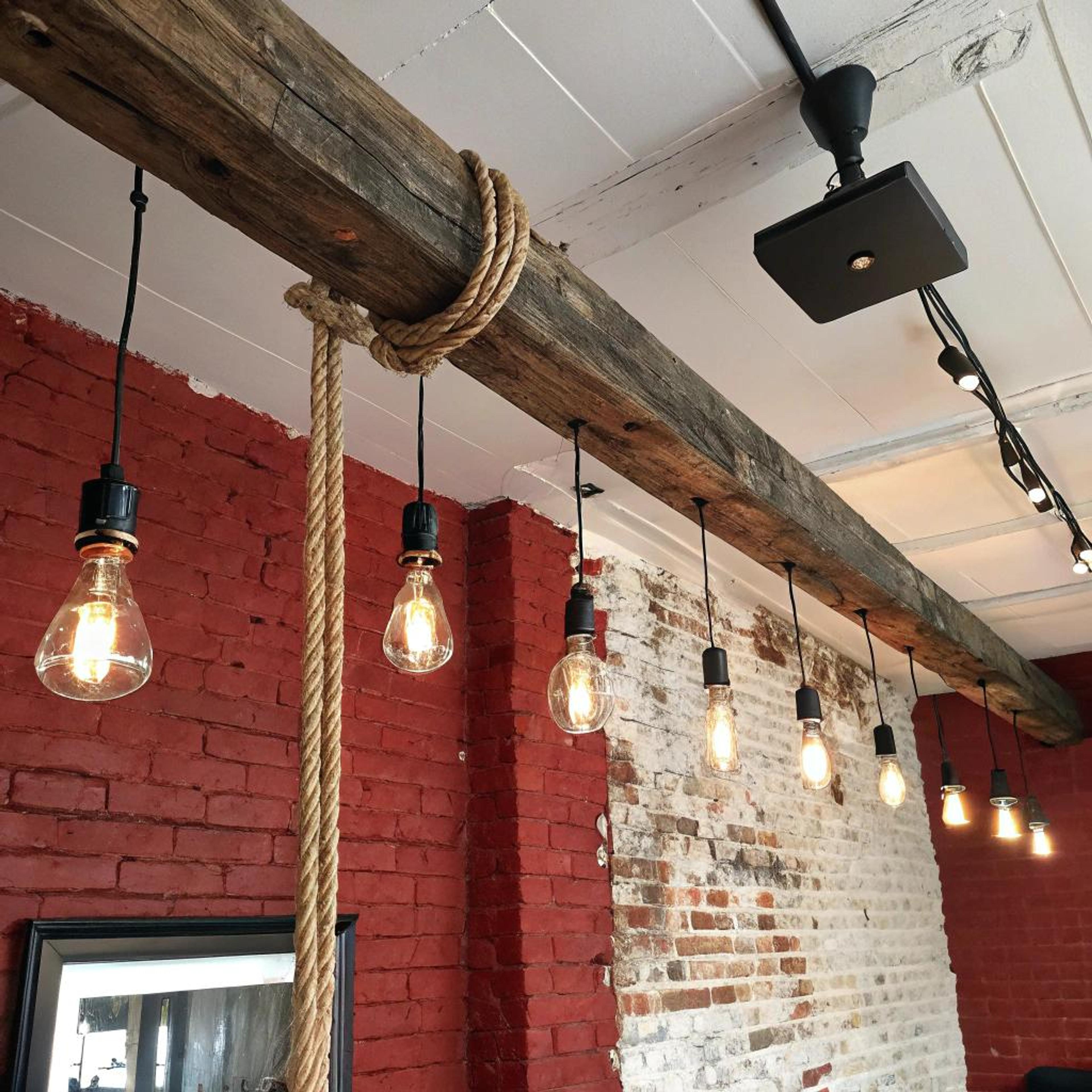 Houten balk met hanglampen