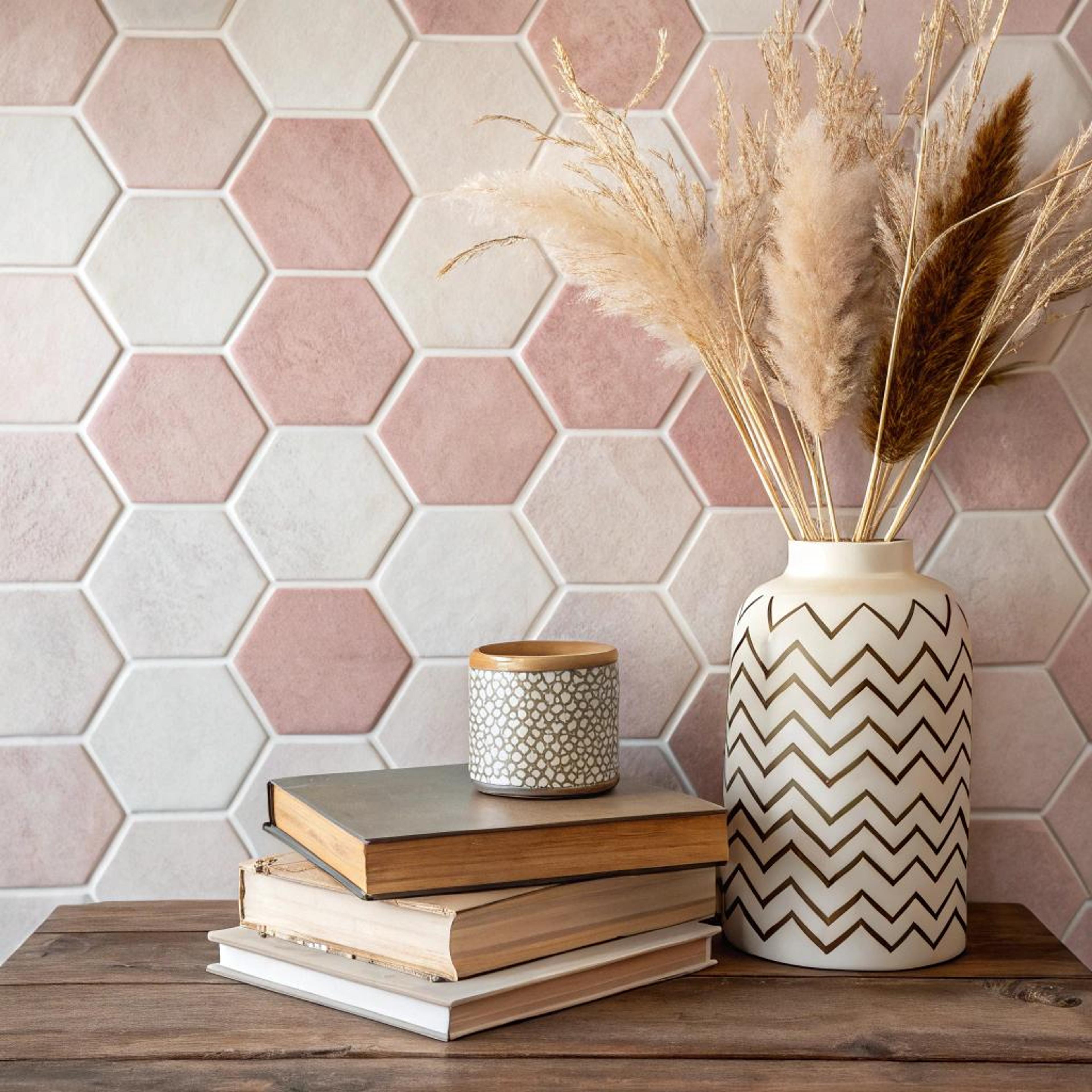 Zigzag vaas op serene tegels