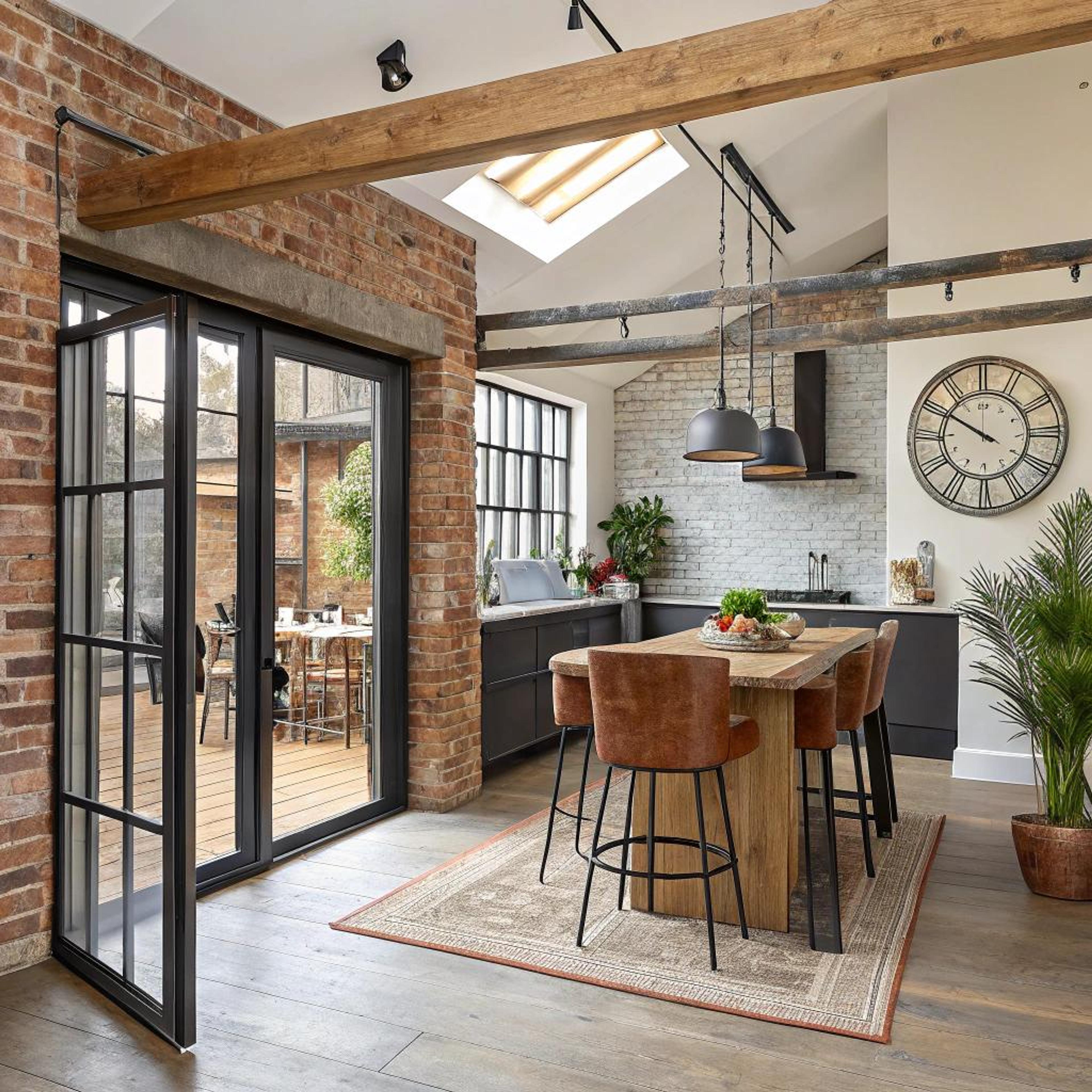 Rustieke tafel als middelpunt