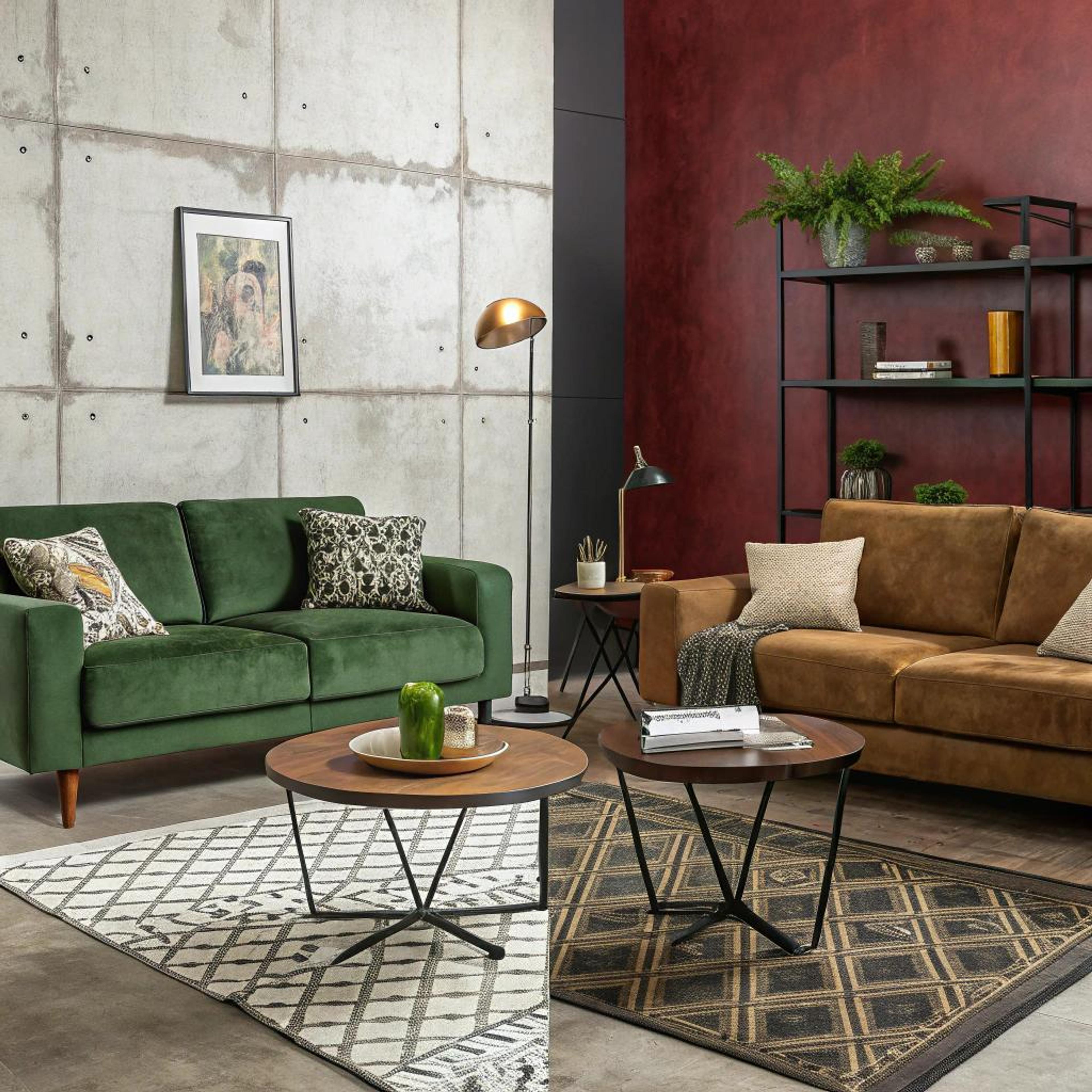 Diepgroene bank tegen rood accent