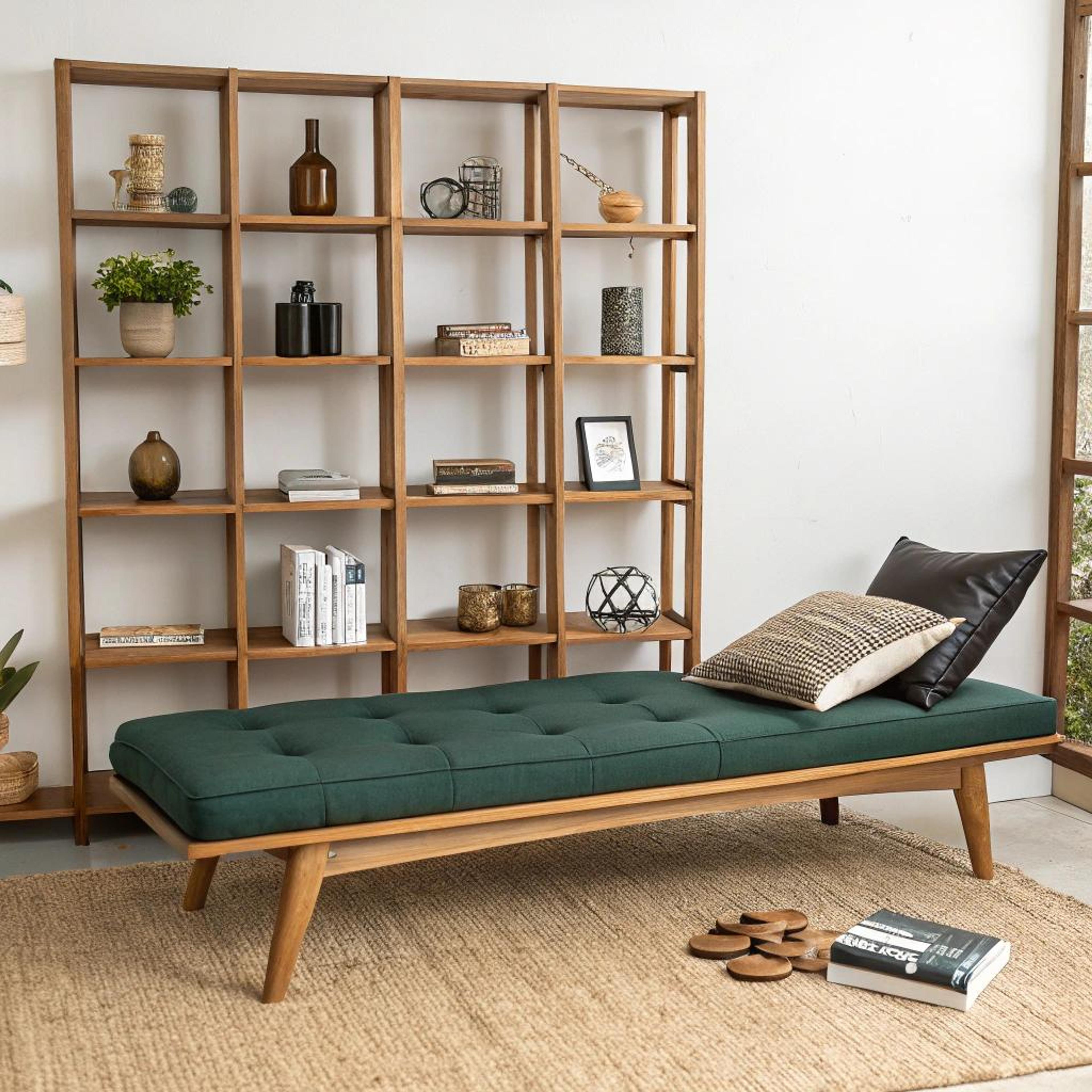 Warme houten kast bij dagbed