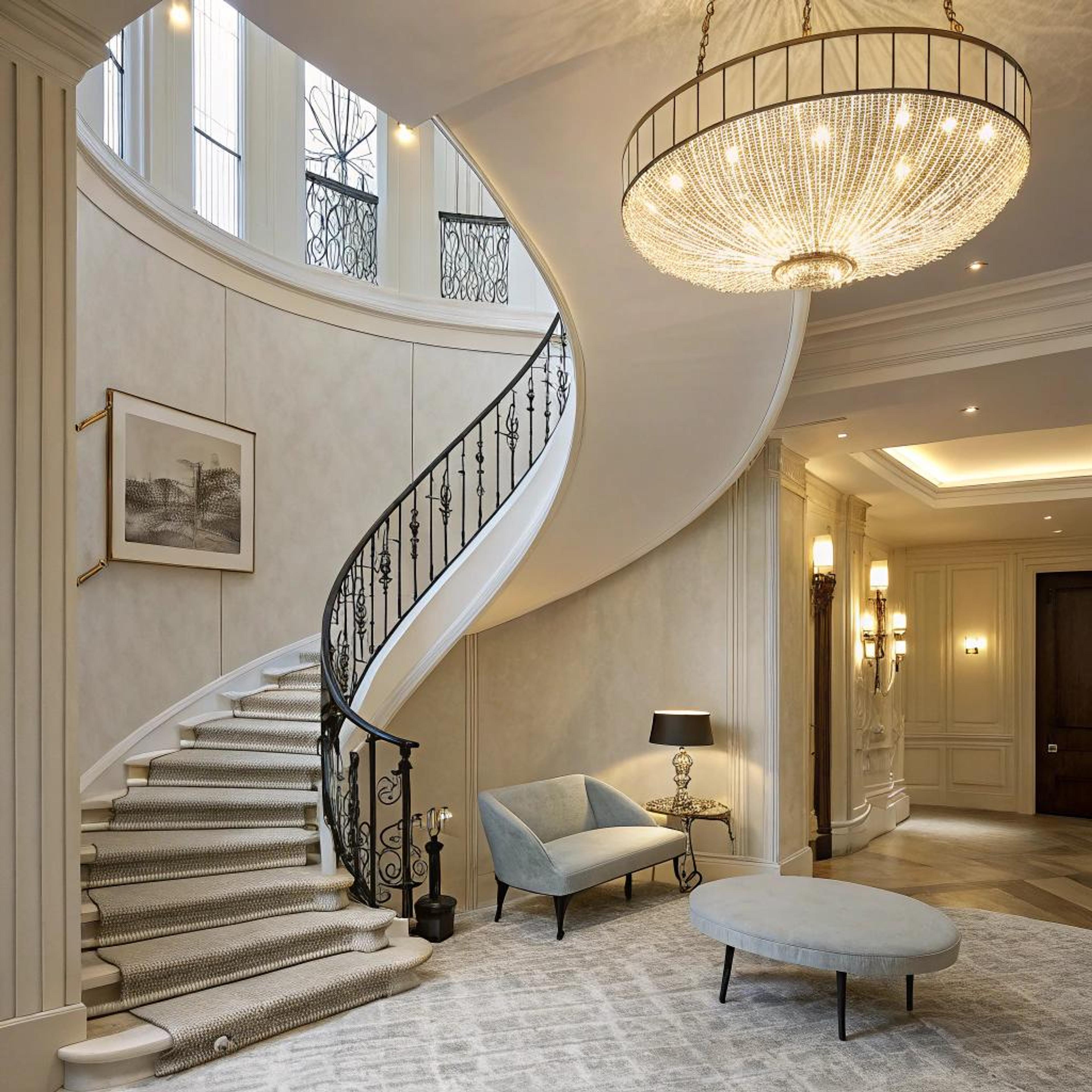 Lichtblauwe zitbank-settee in elegant hoekje