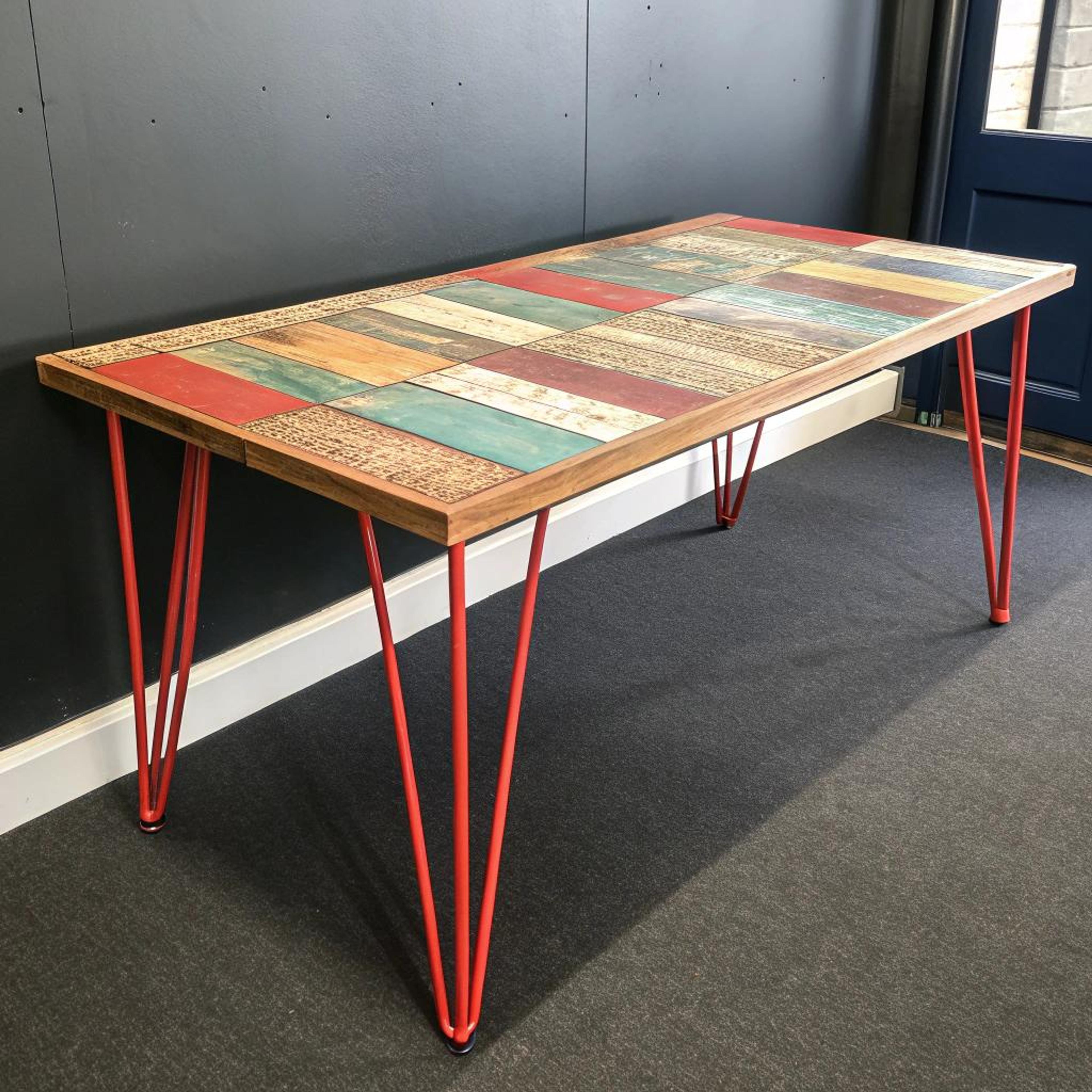 Kleurrijk patchwork op schragen