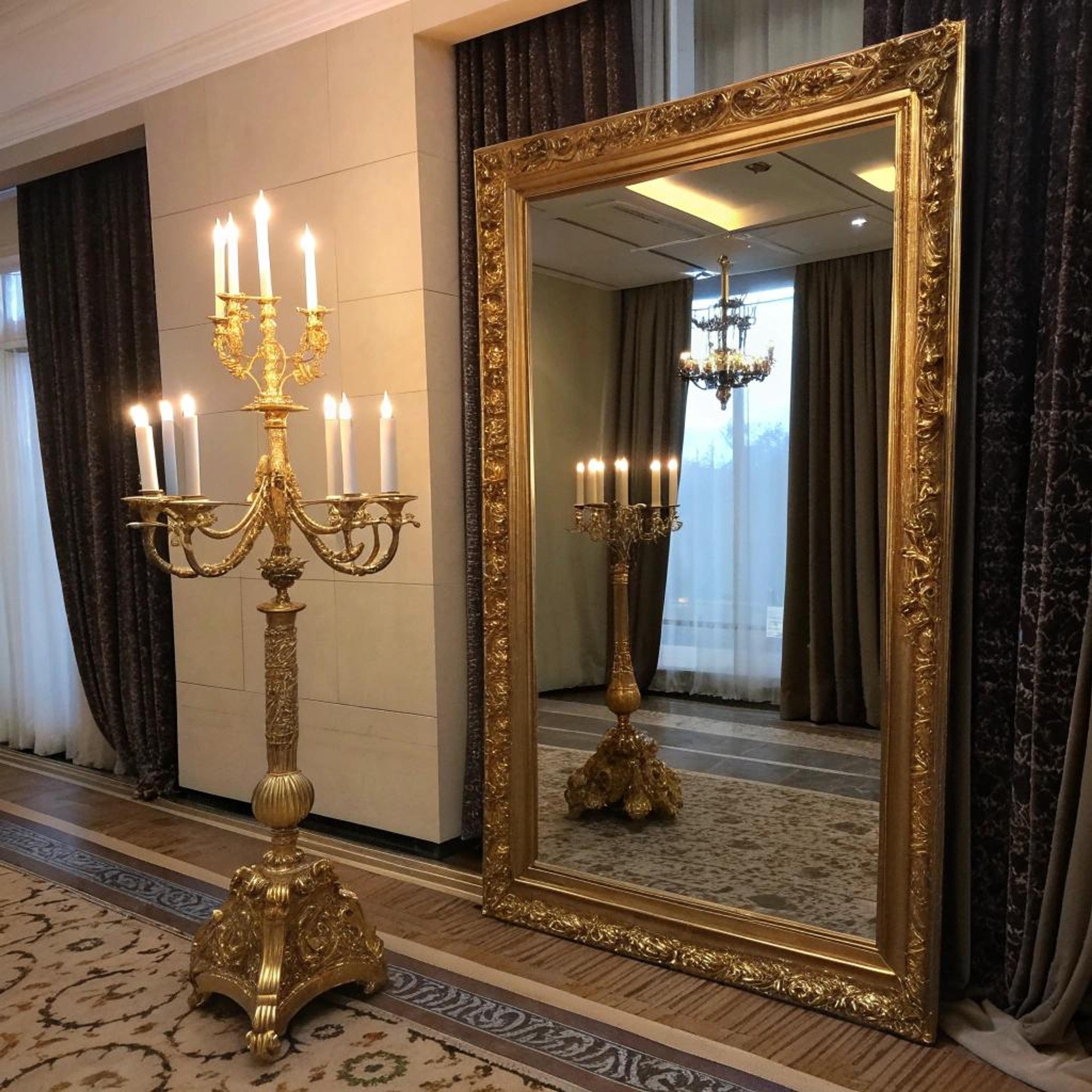 Gouden spiegel weerspiegelt luxe