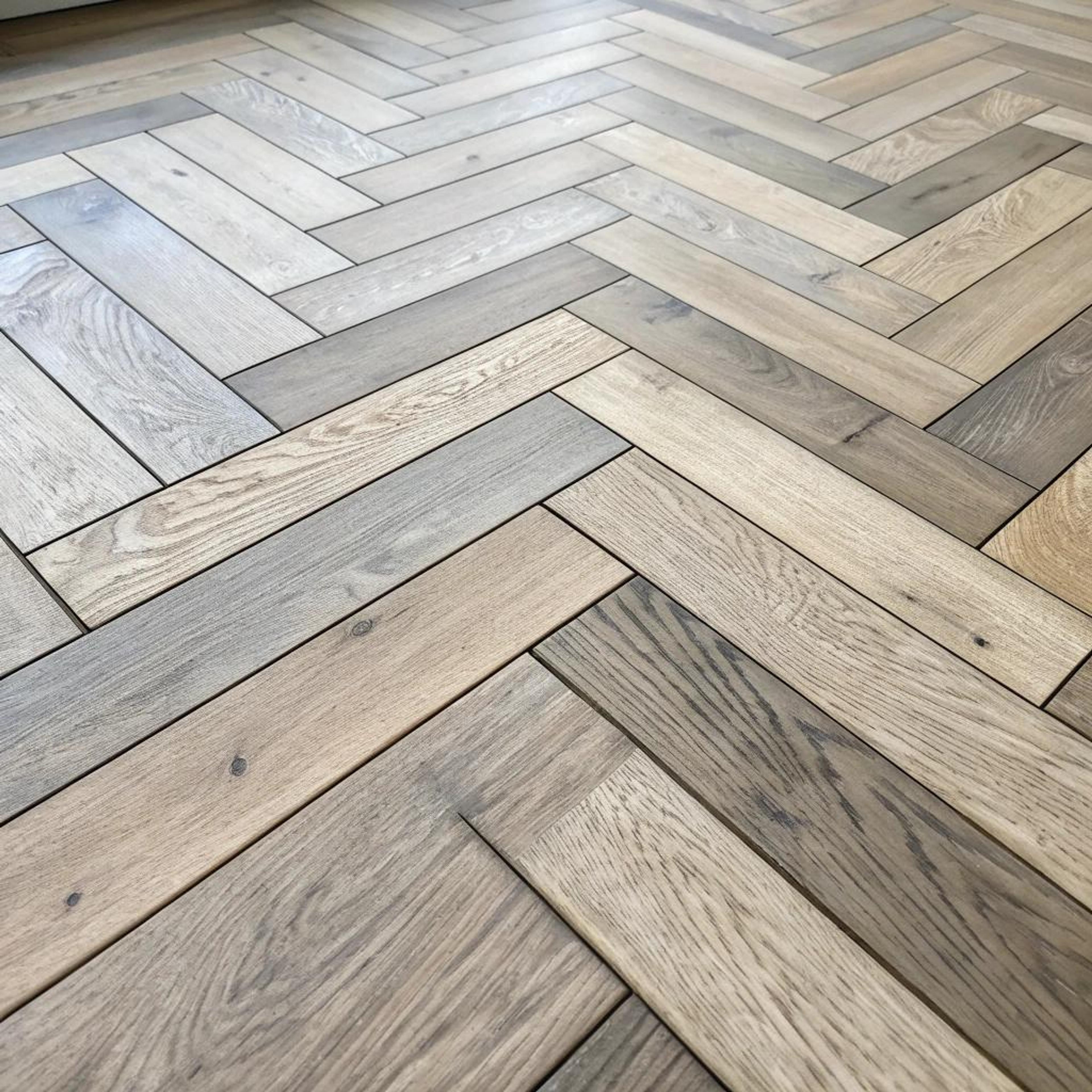 Lichte chevronvloer met karakter