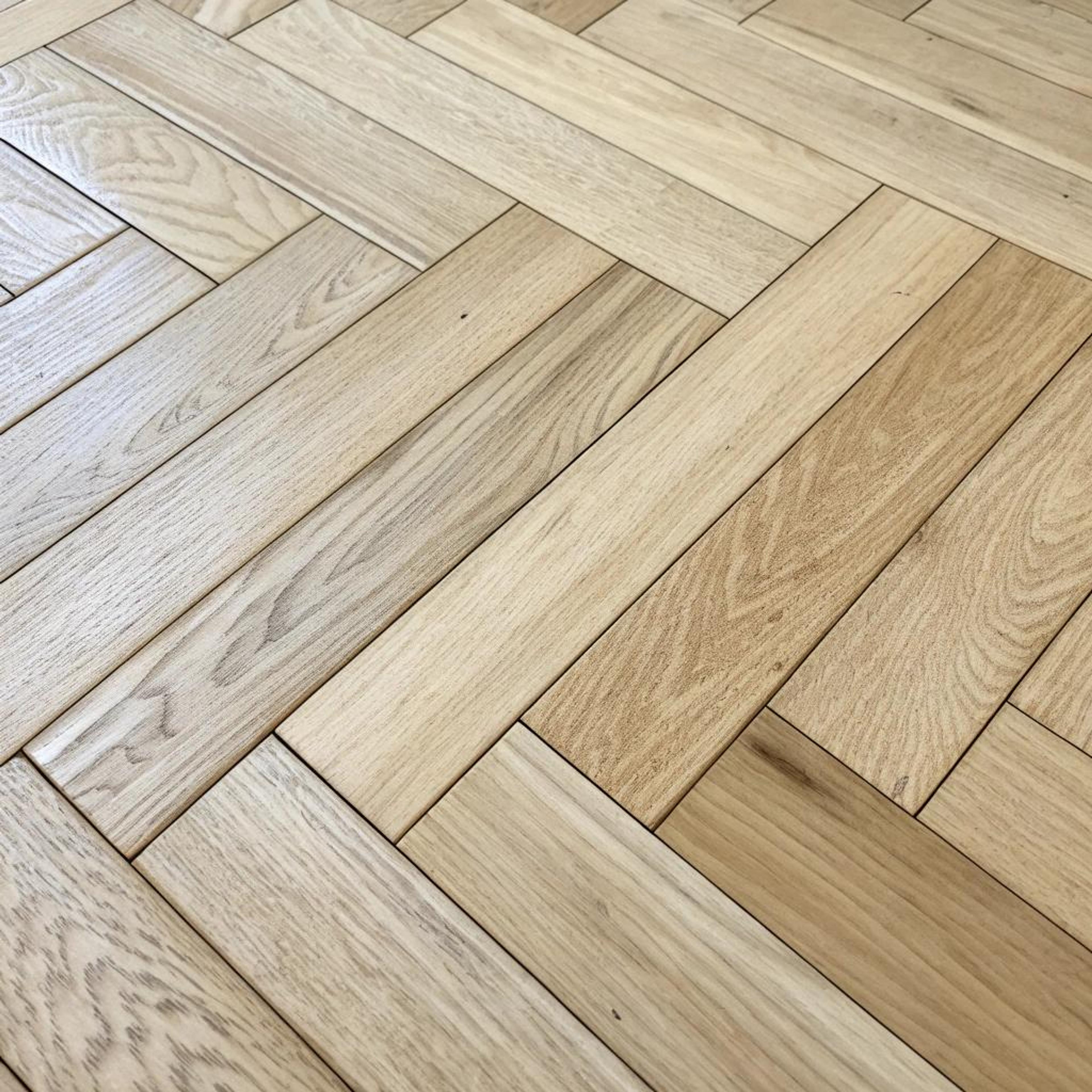 Subtiele houtnuances in visgraat