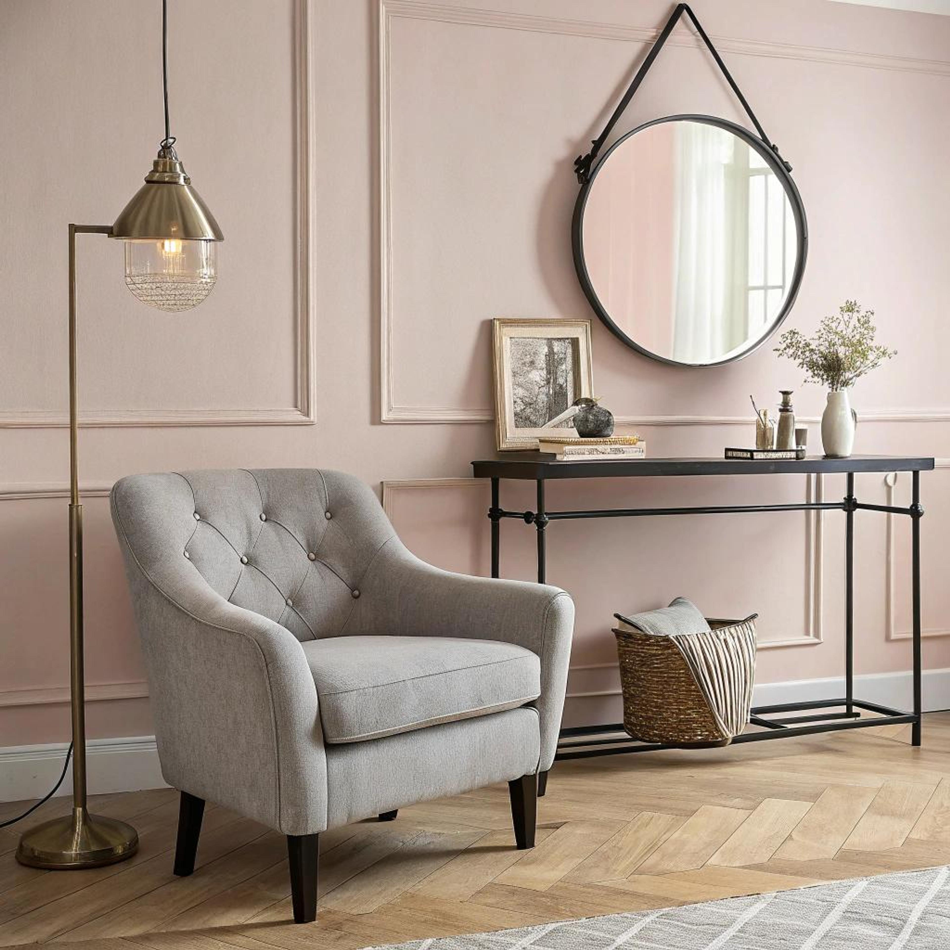 Roze lambrisering met warme accenten