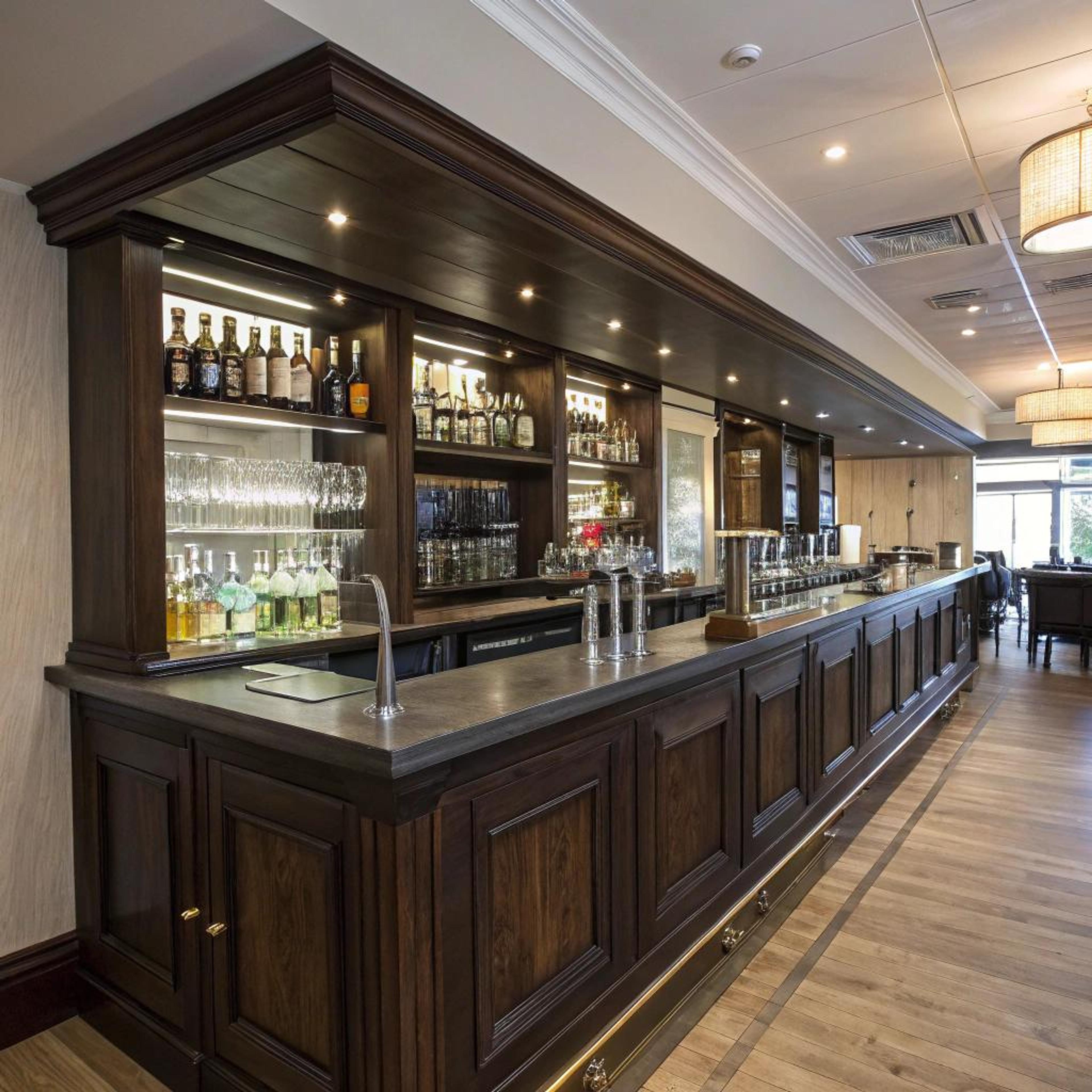 Verlichte houten bar met sfeer
