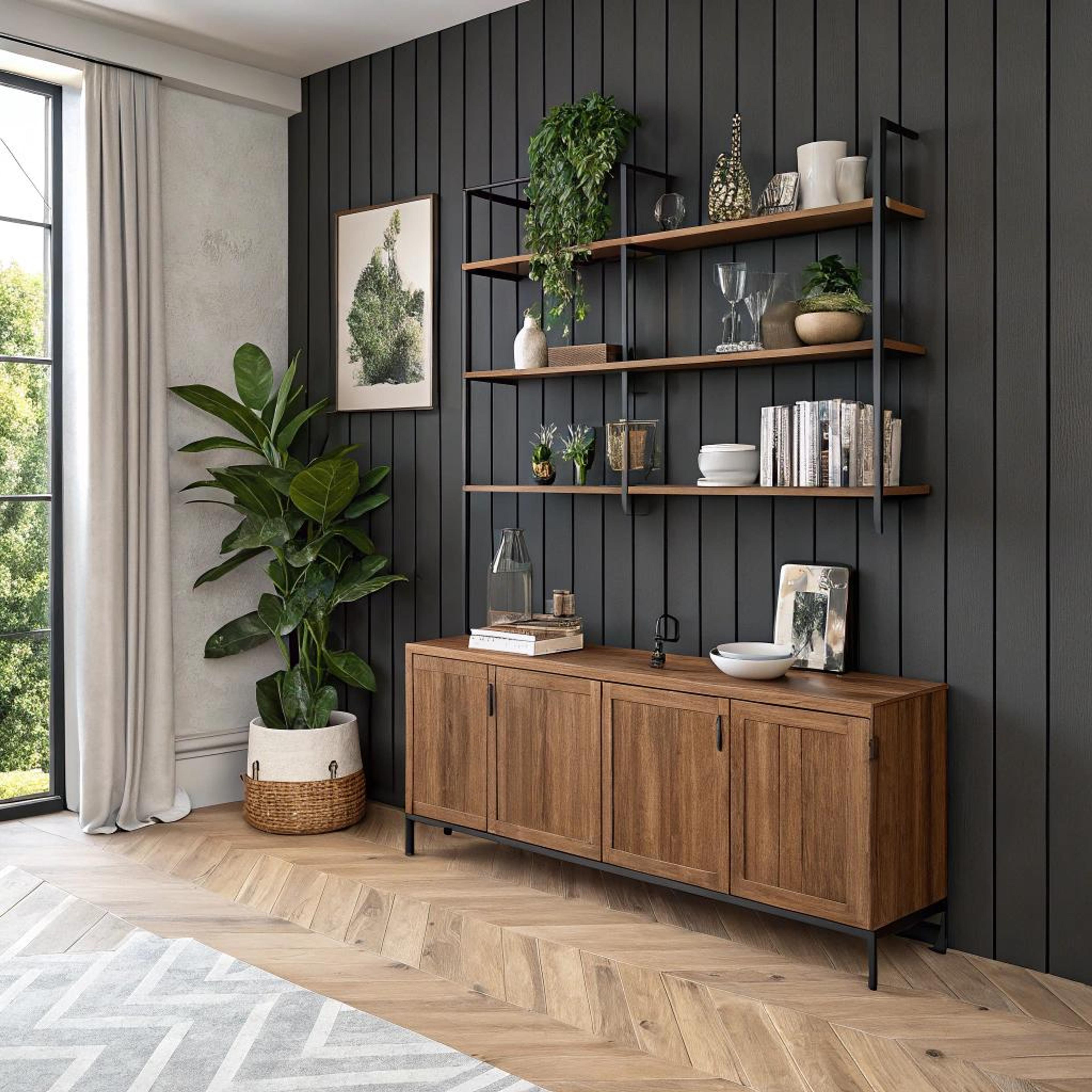 Donkere wand met houten dressoir