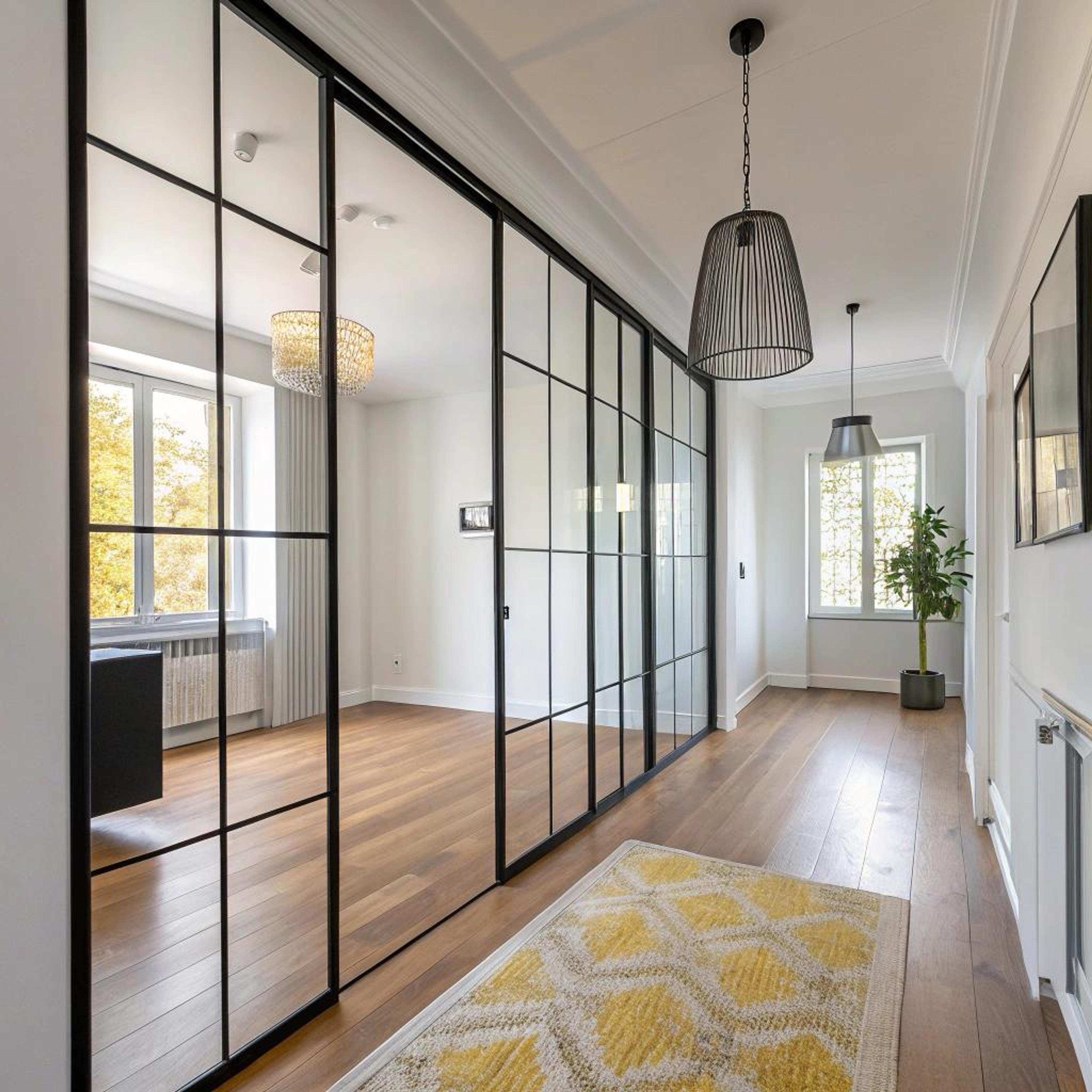 Geel kleed versterkt glaslijnen