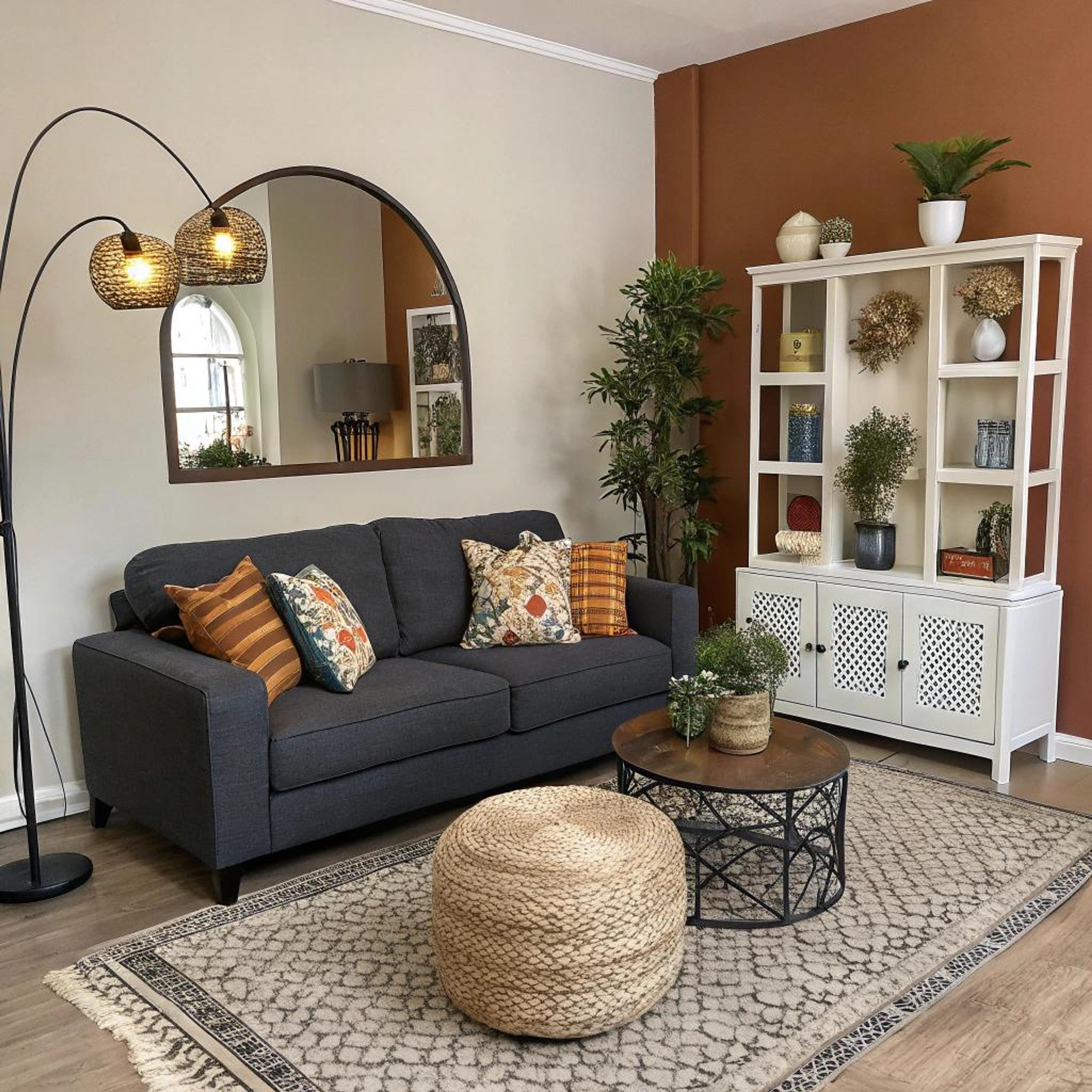 Spiegelende diepte met zandtinten