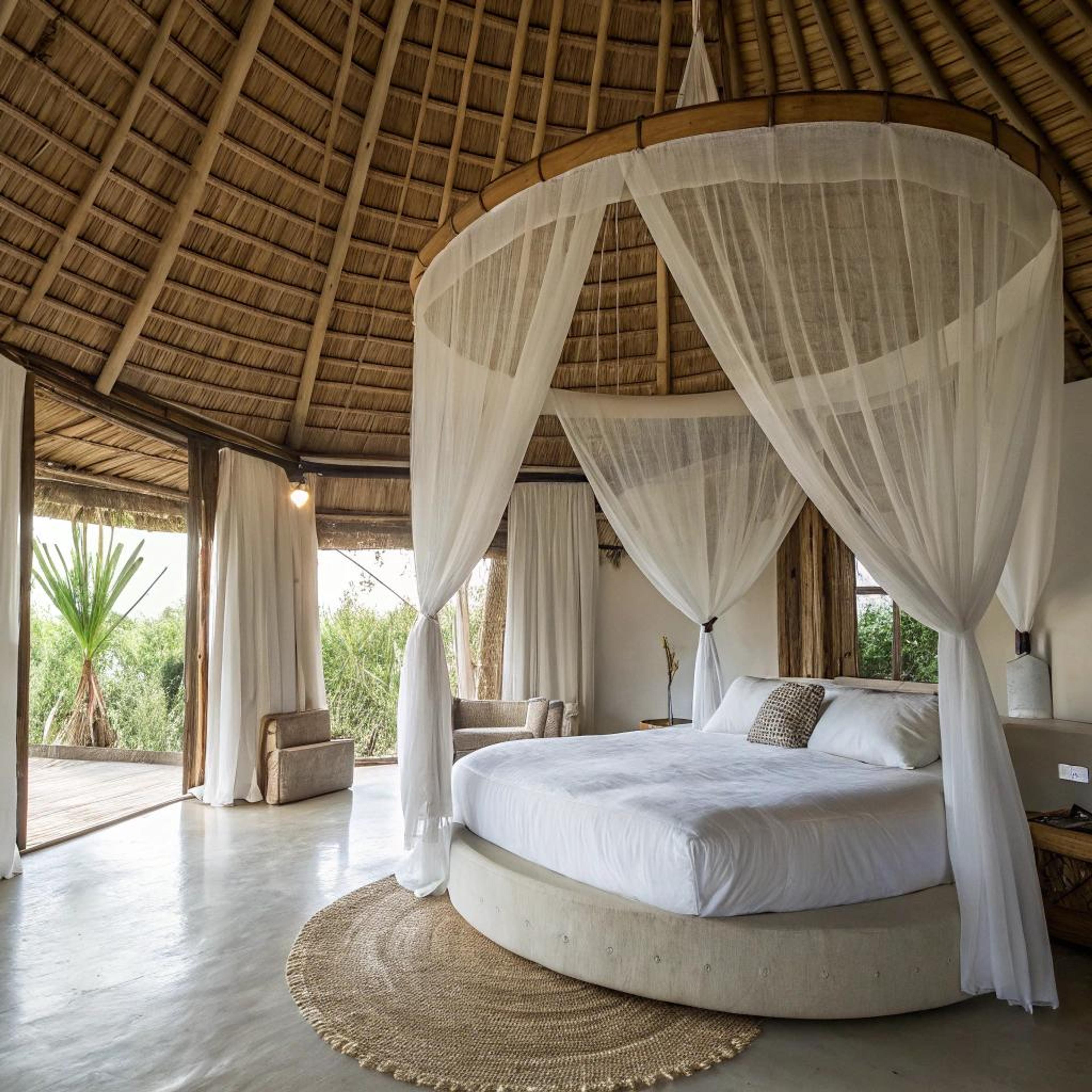 Rond hemelbed op vloerkleed