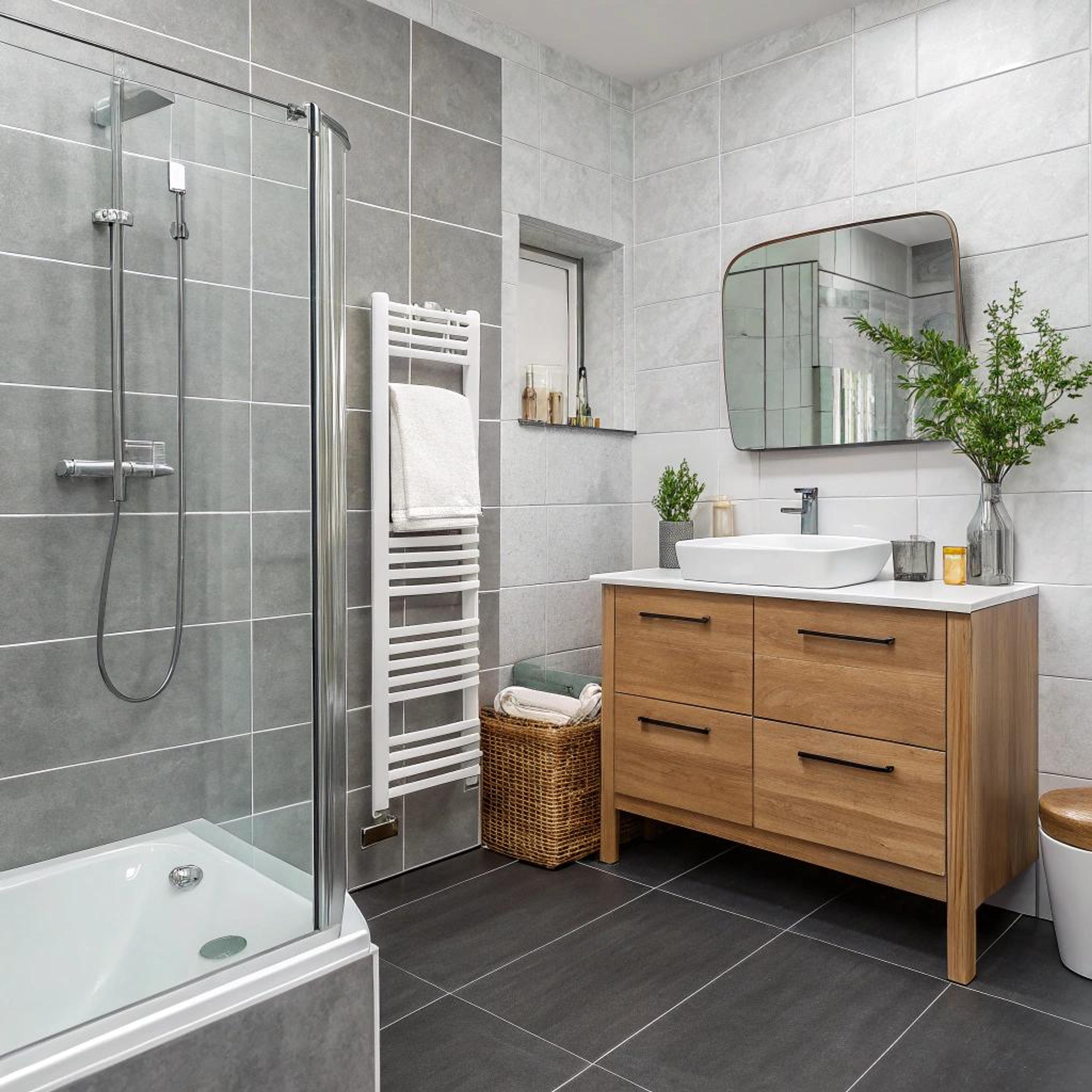 Grijze tegels met chroomaccenten