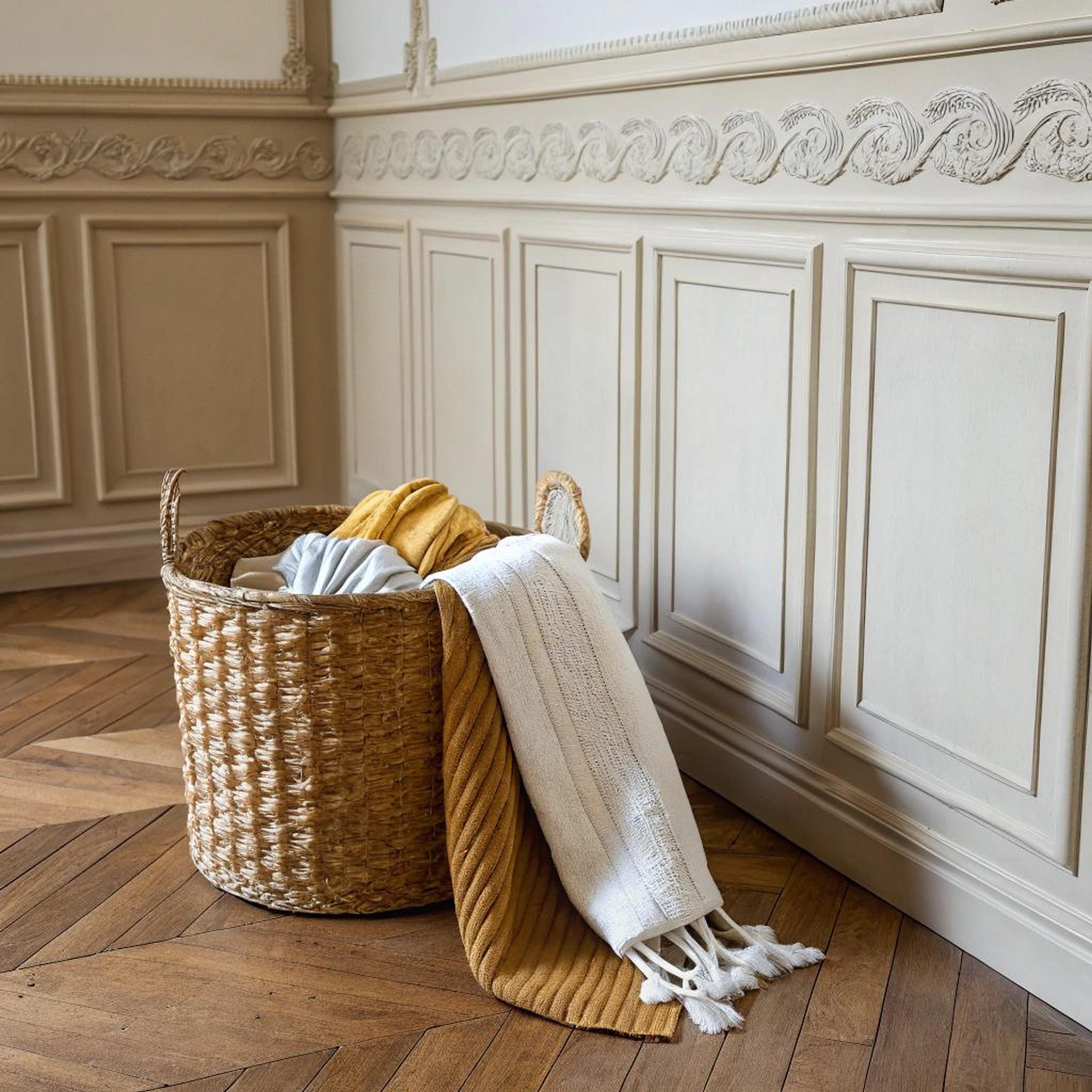 Warme mand op lambrisering