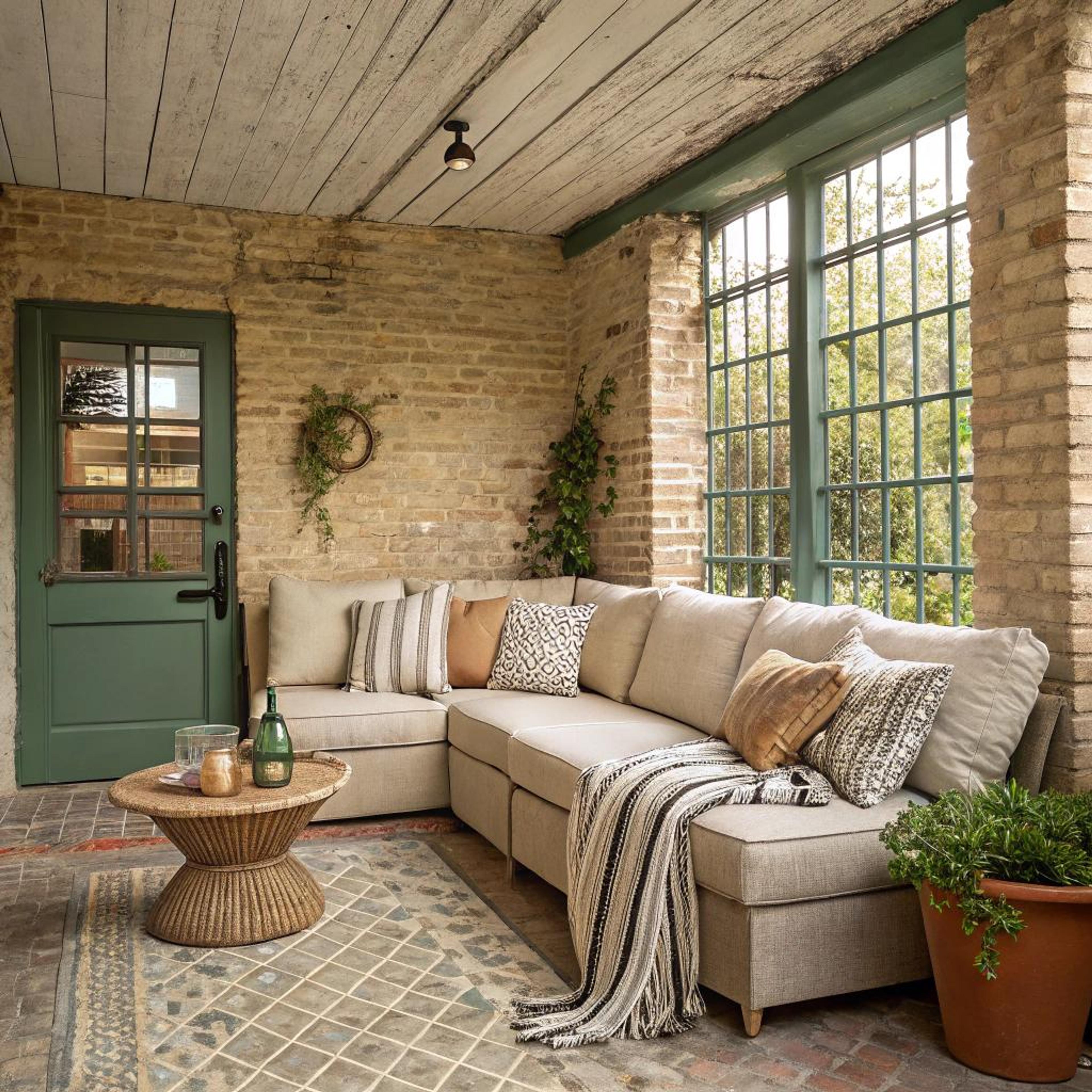 Bakstenen muren en groen hout