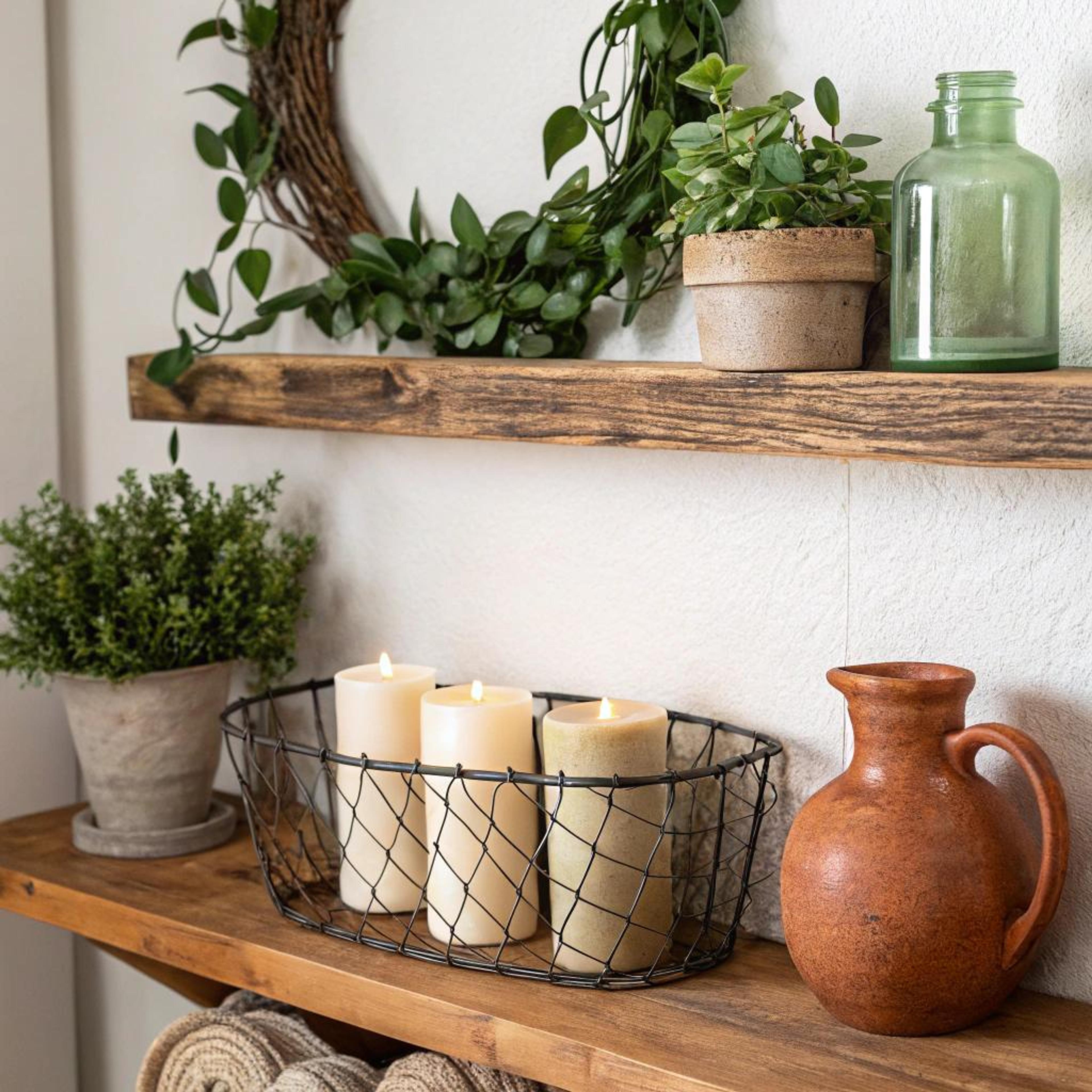 Terracotta accenten op planken
