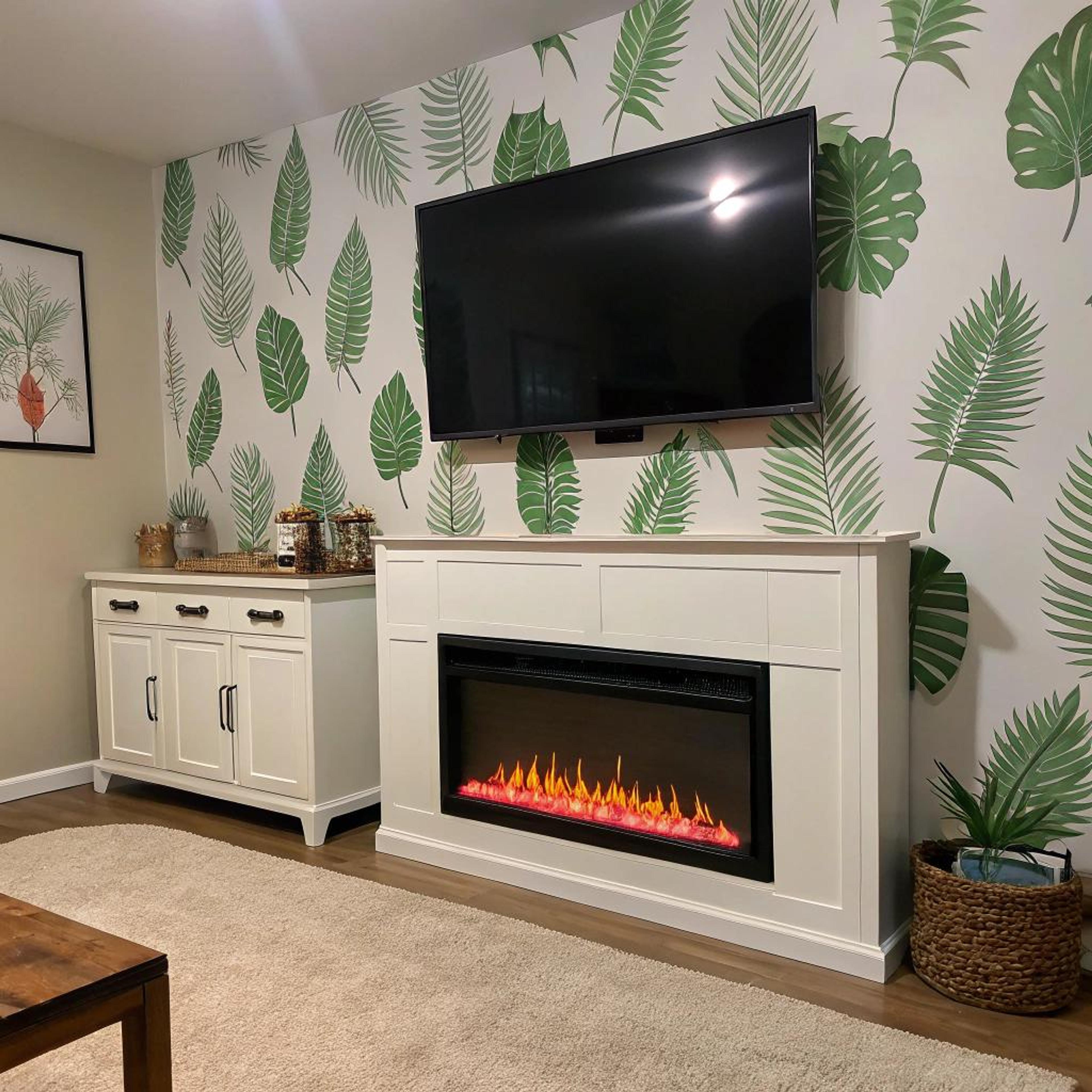 Botanisch behang achter mediawand