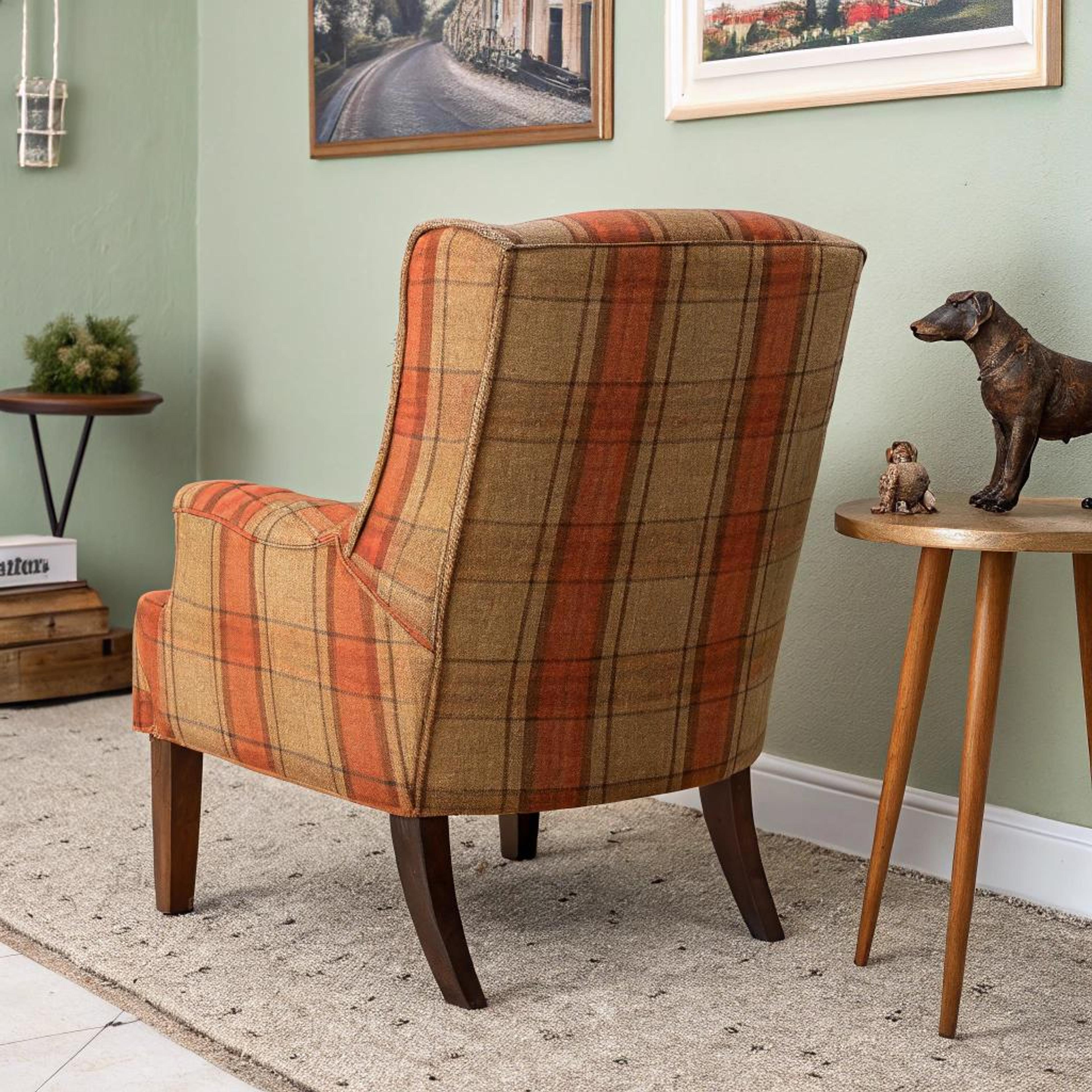 Geruite oorfauteuil in vintagehoekje