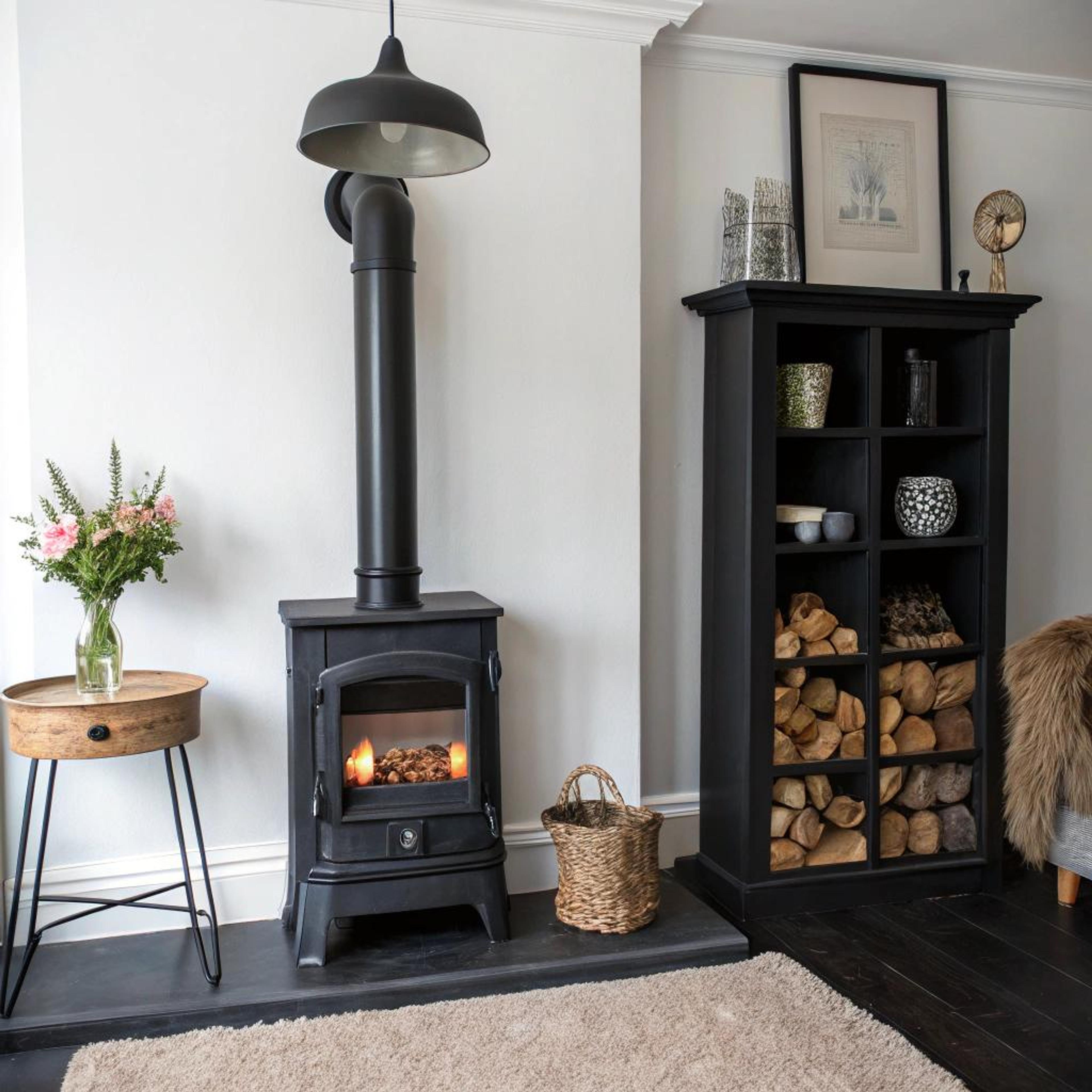 Strakke haardombouw met warme details