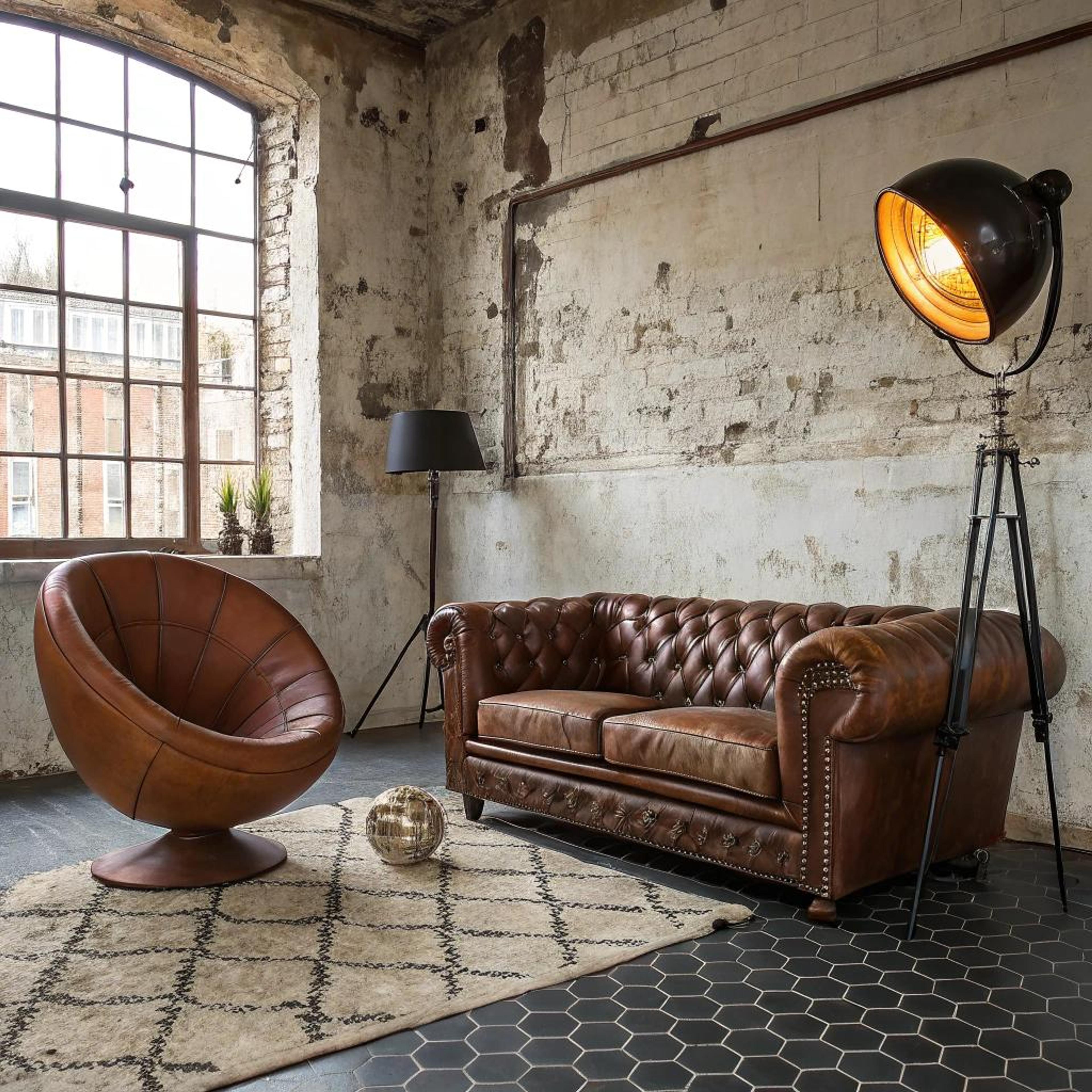 Textuurmuur achter leren bank