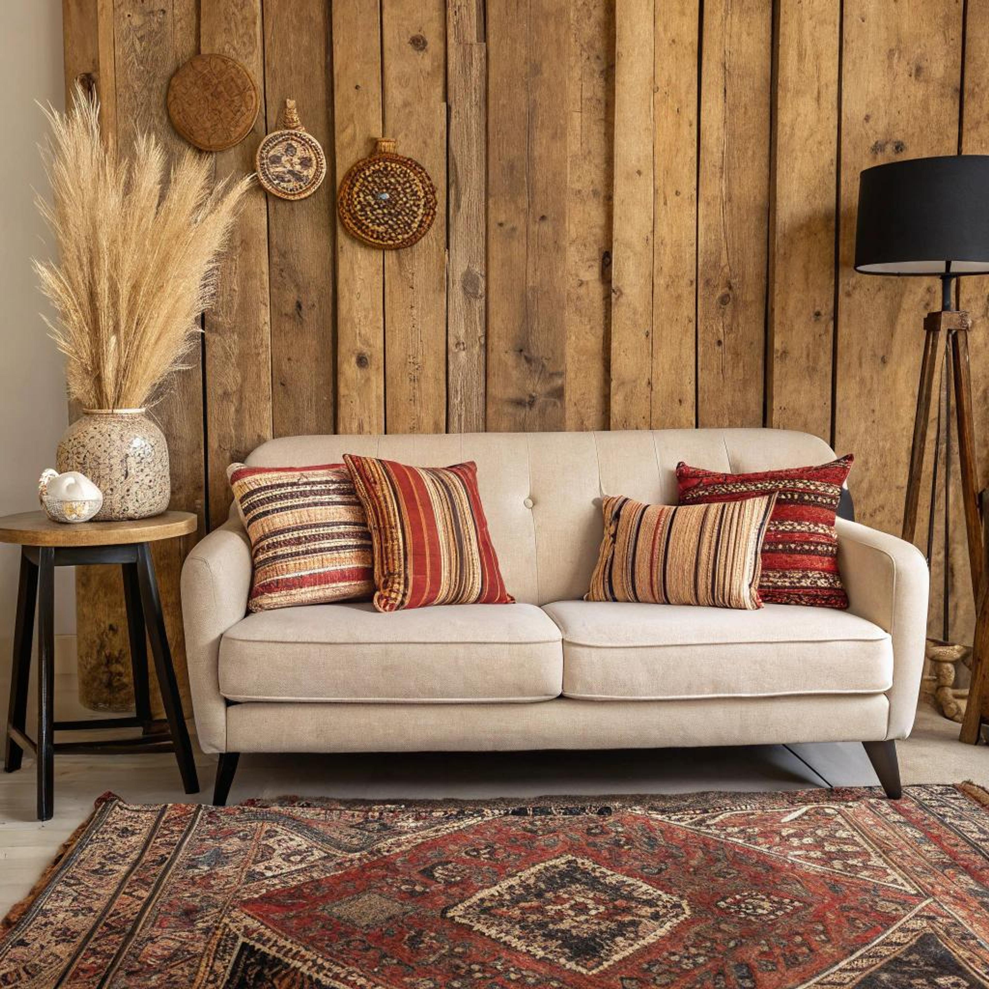 Gestreepte kussens en robuust hout