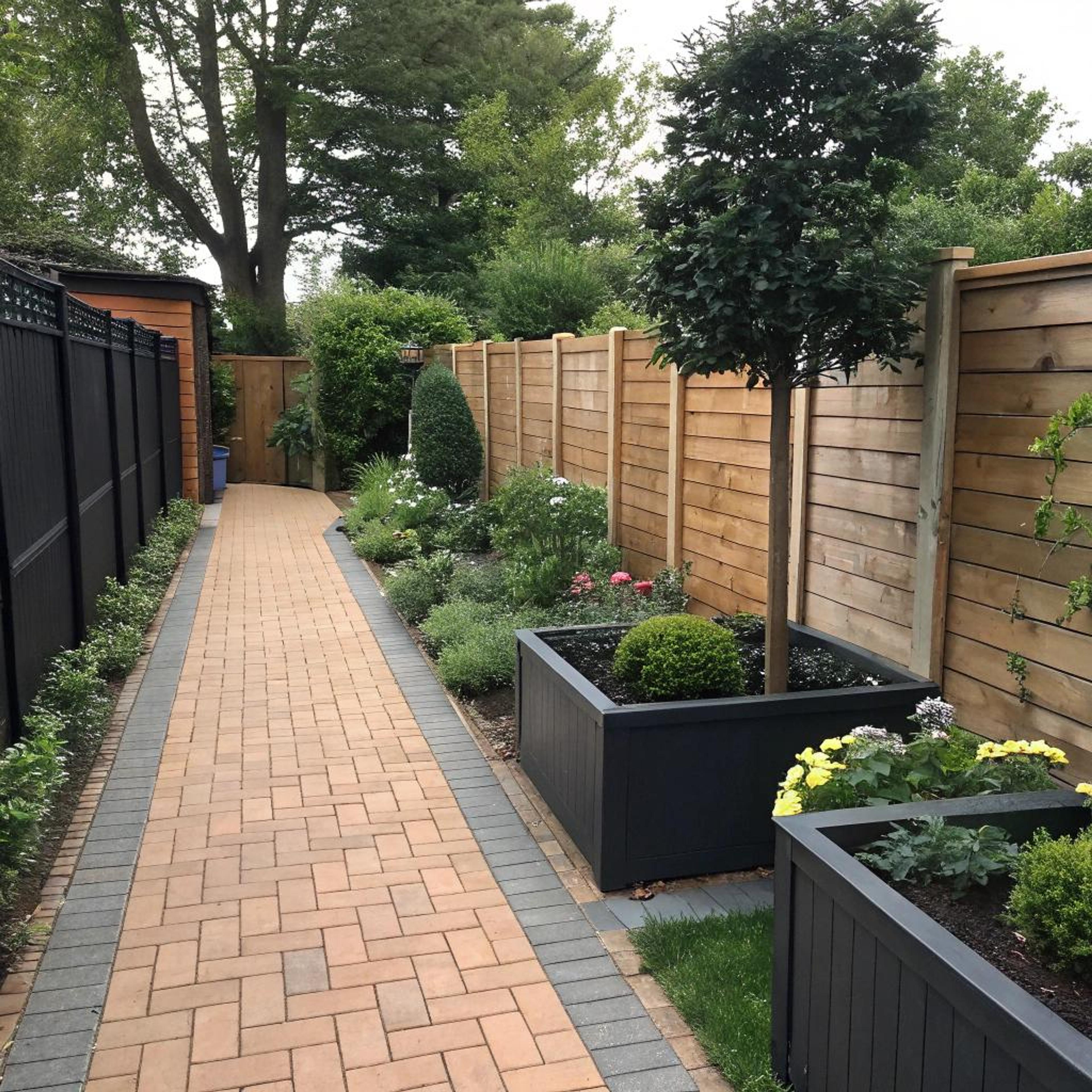 Tegelpad tussen hout en groen