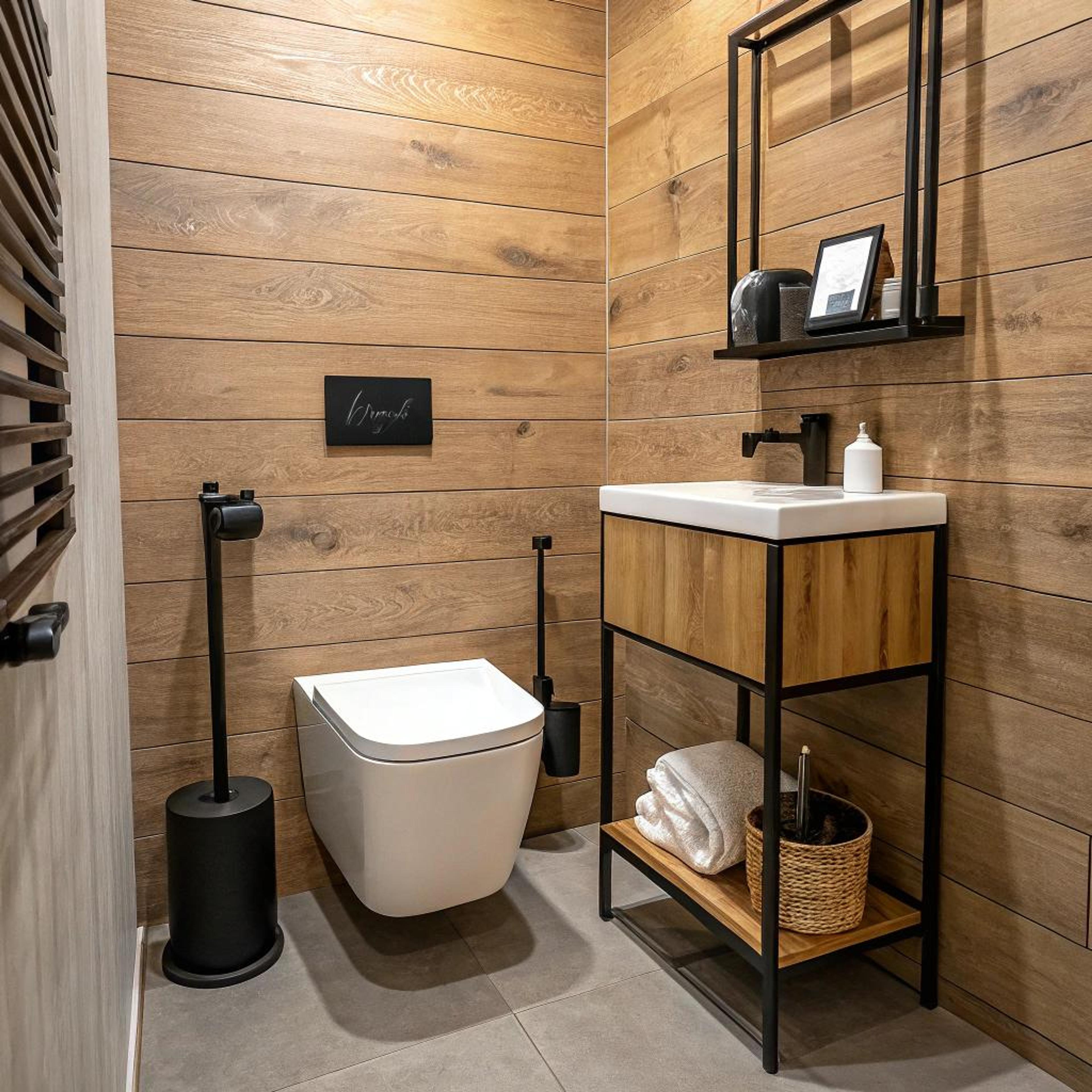 Houten wandpanelen en zwart sanitair