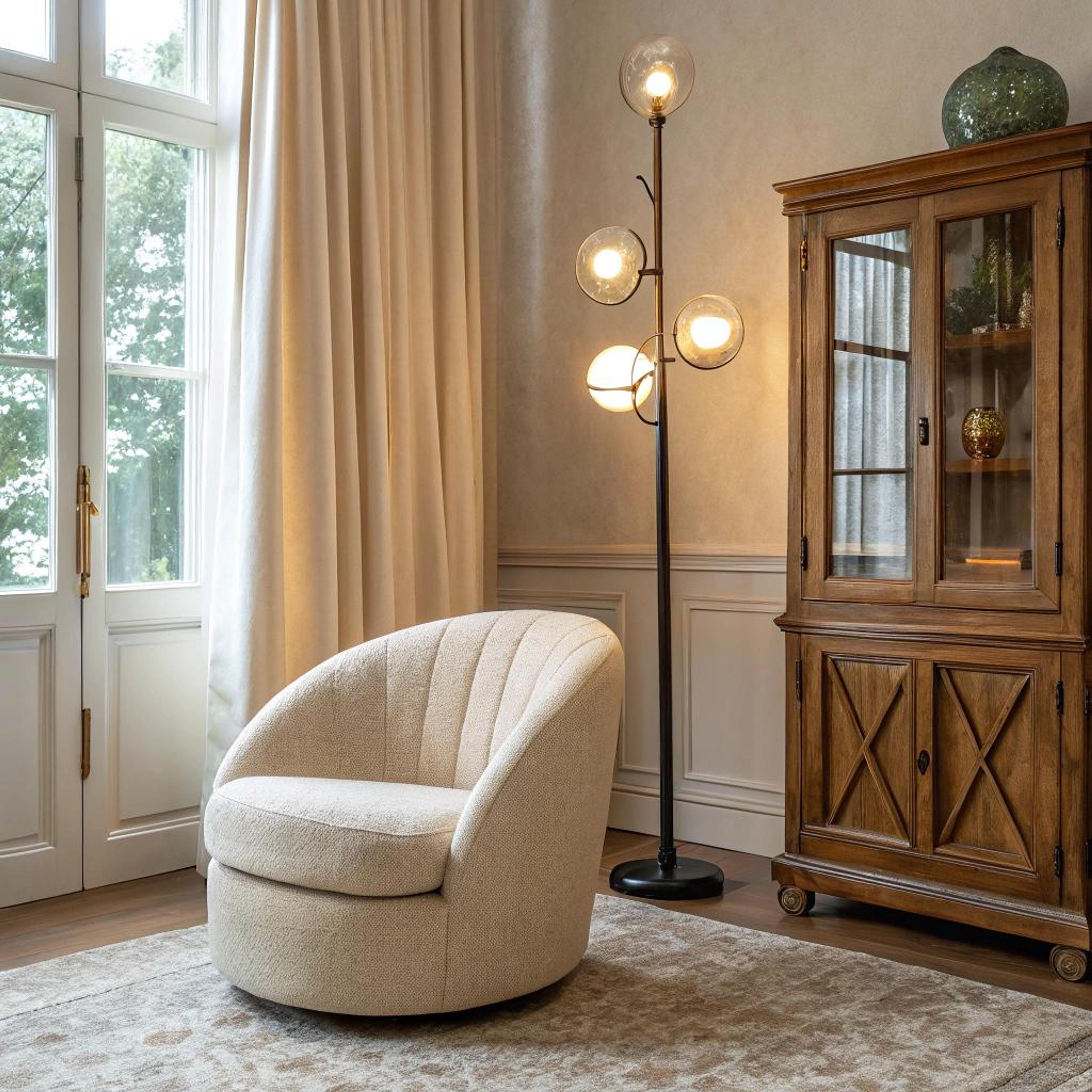 Crèmekleurige draaifauteuil als eyecatcher