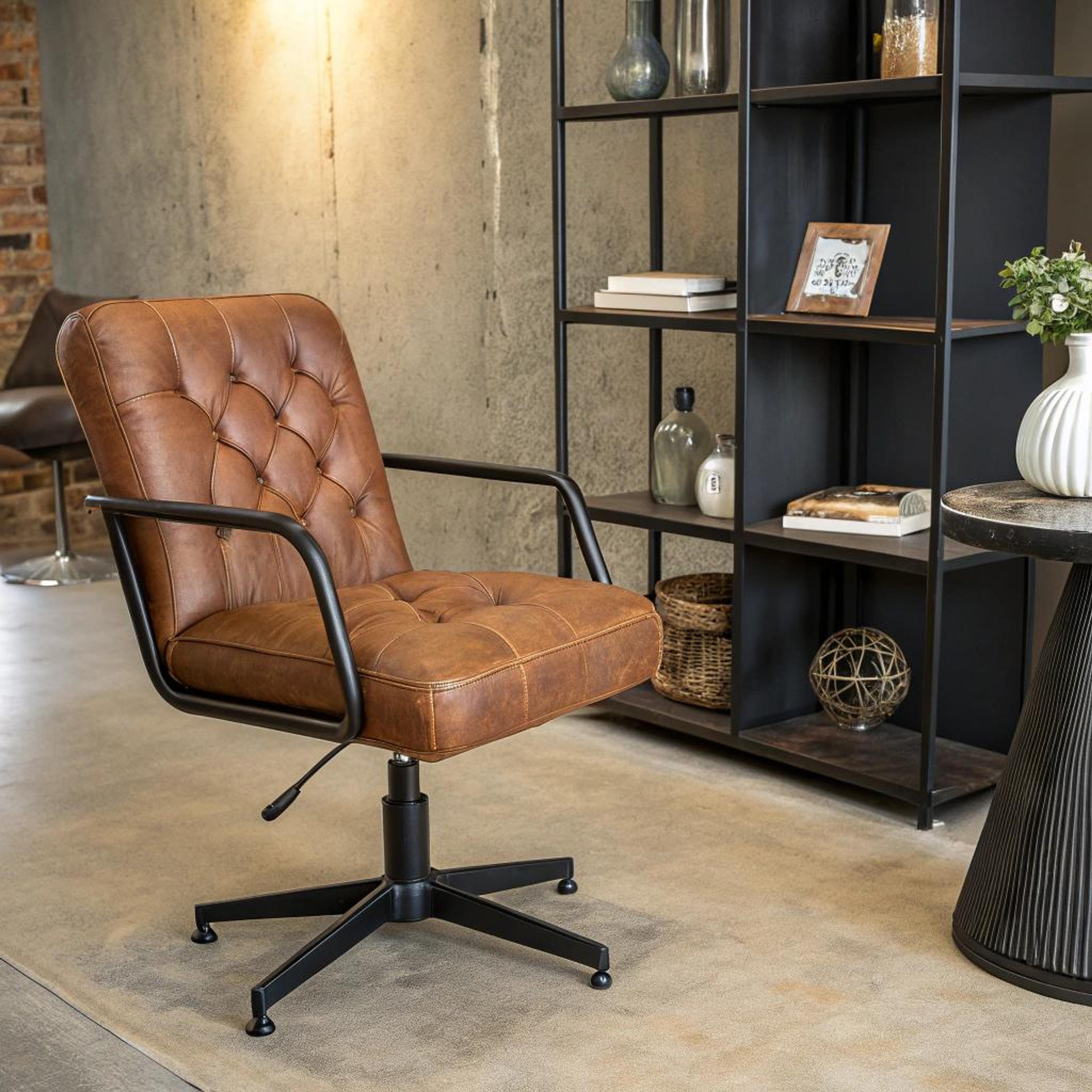 Bruine lederen draaifauteuil in industrieel decor
