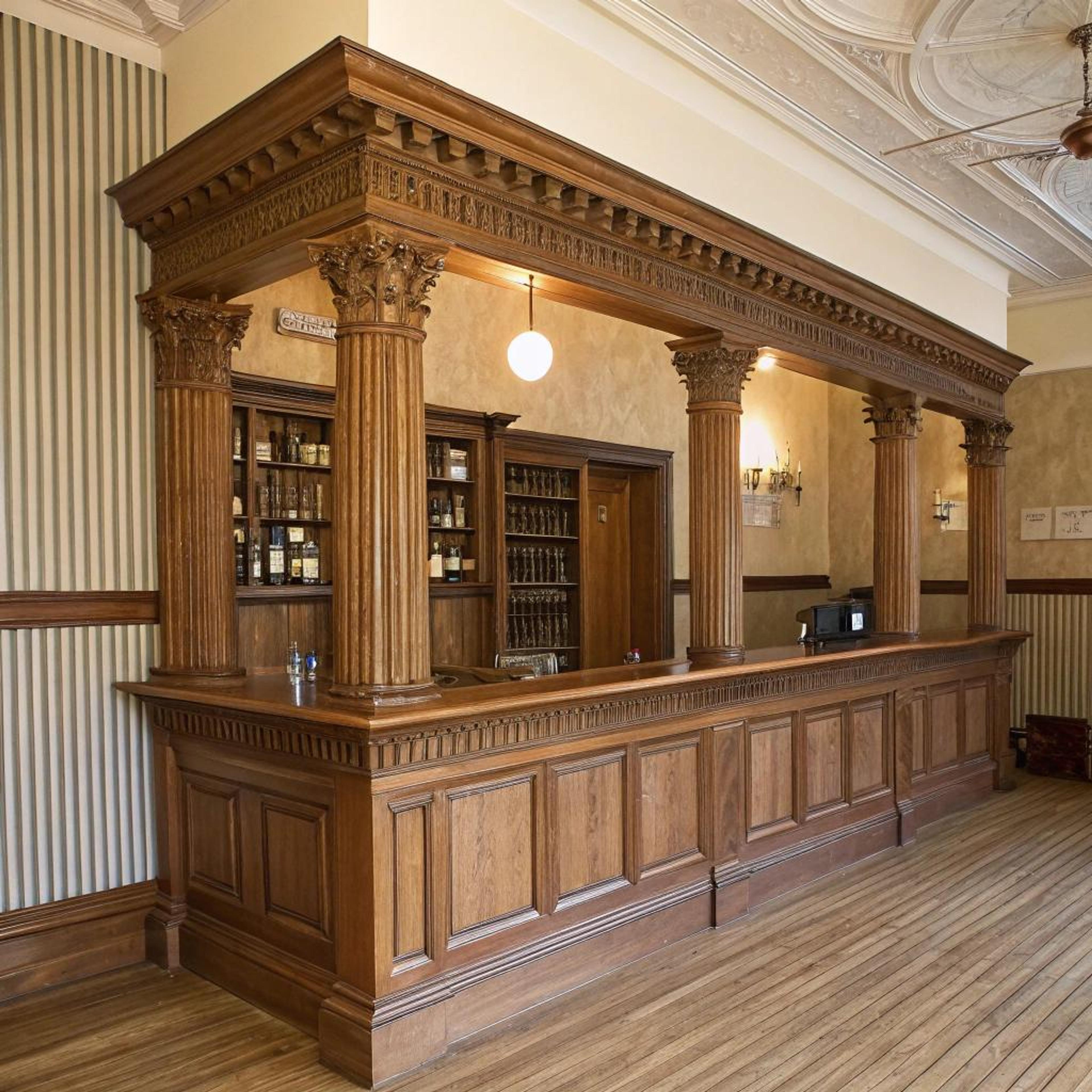 Klassieke bar met lijstwerk
