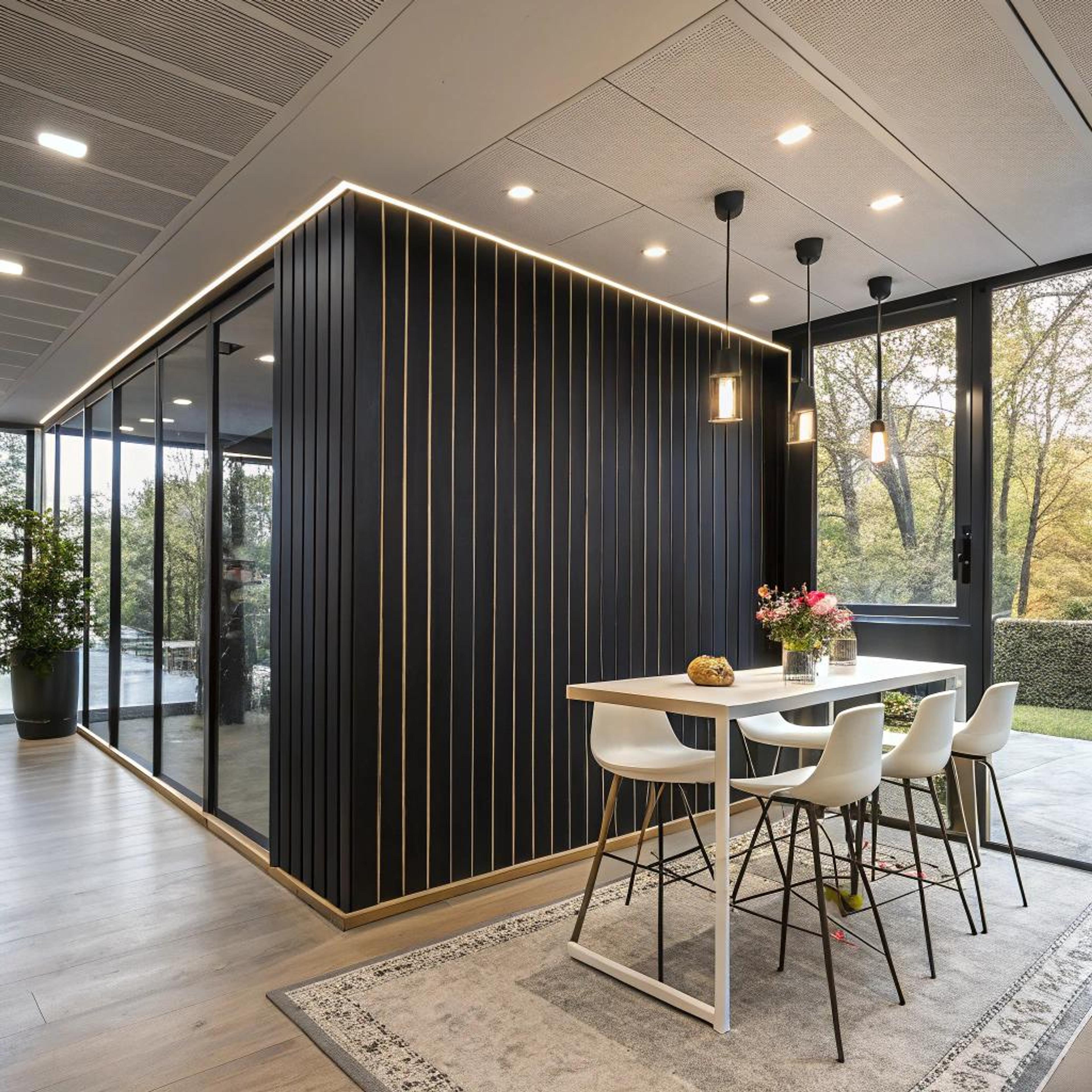 Gouden accenten achter glaswanden