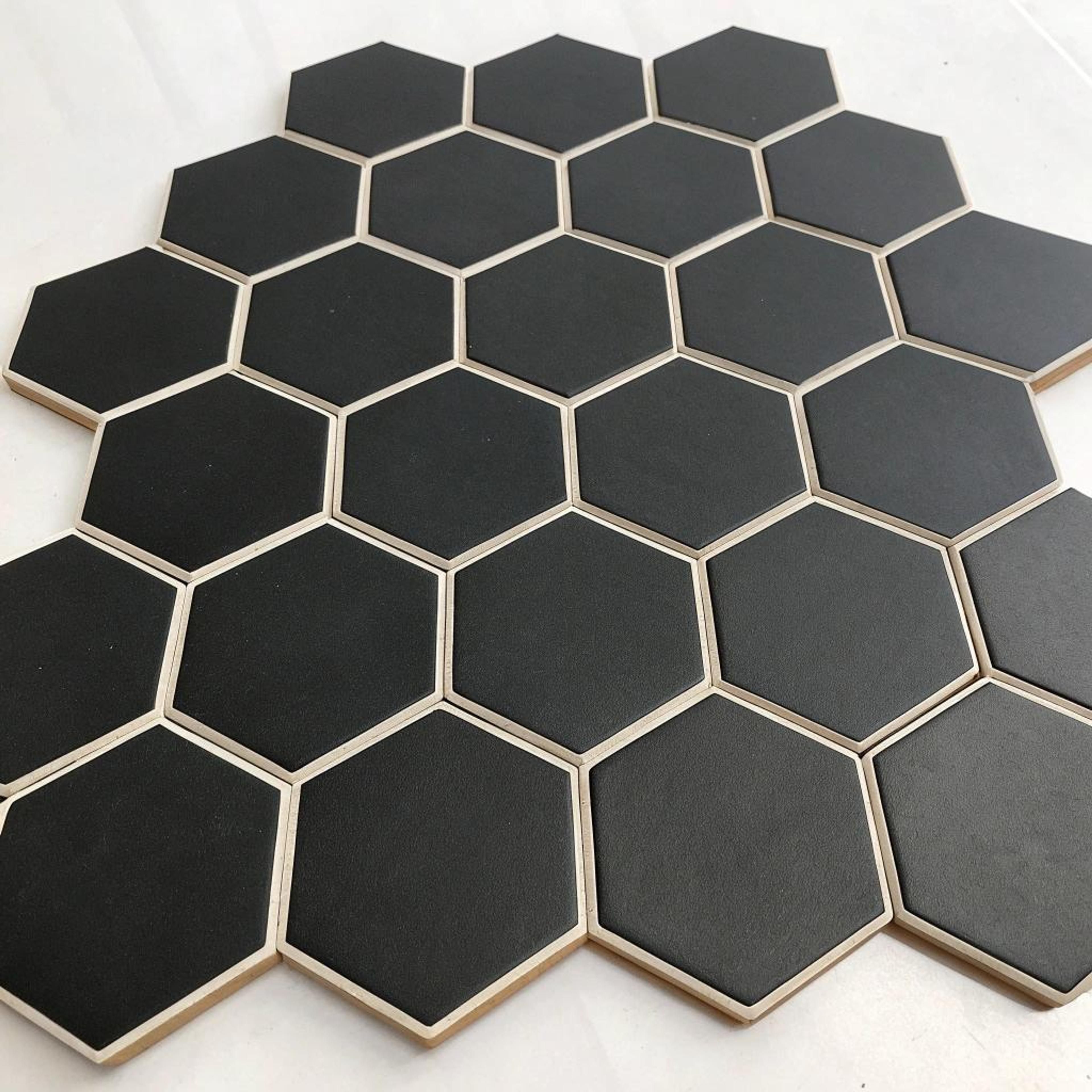 Mat zwarte hexagon tegels