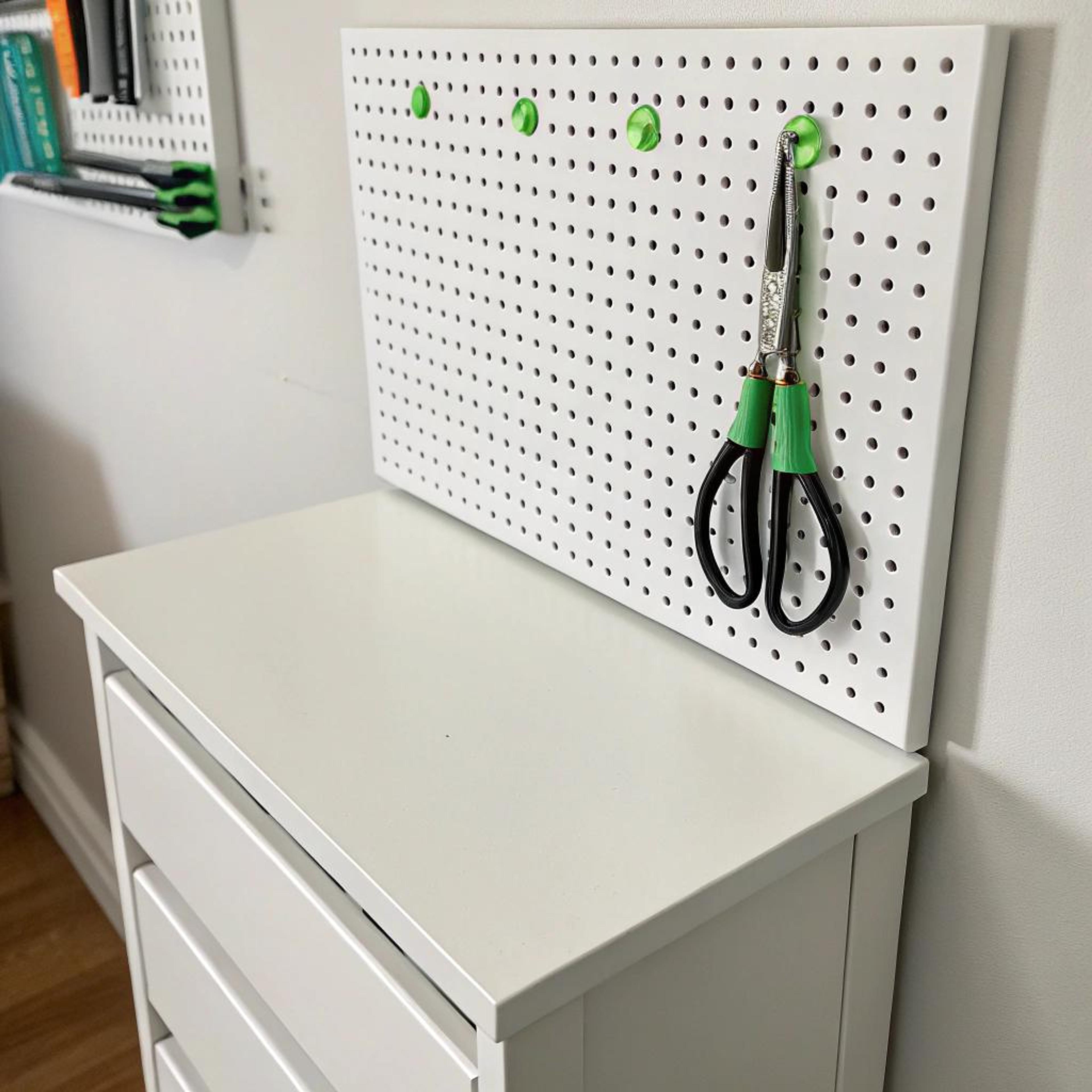 Groene accenten op pegboard