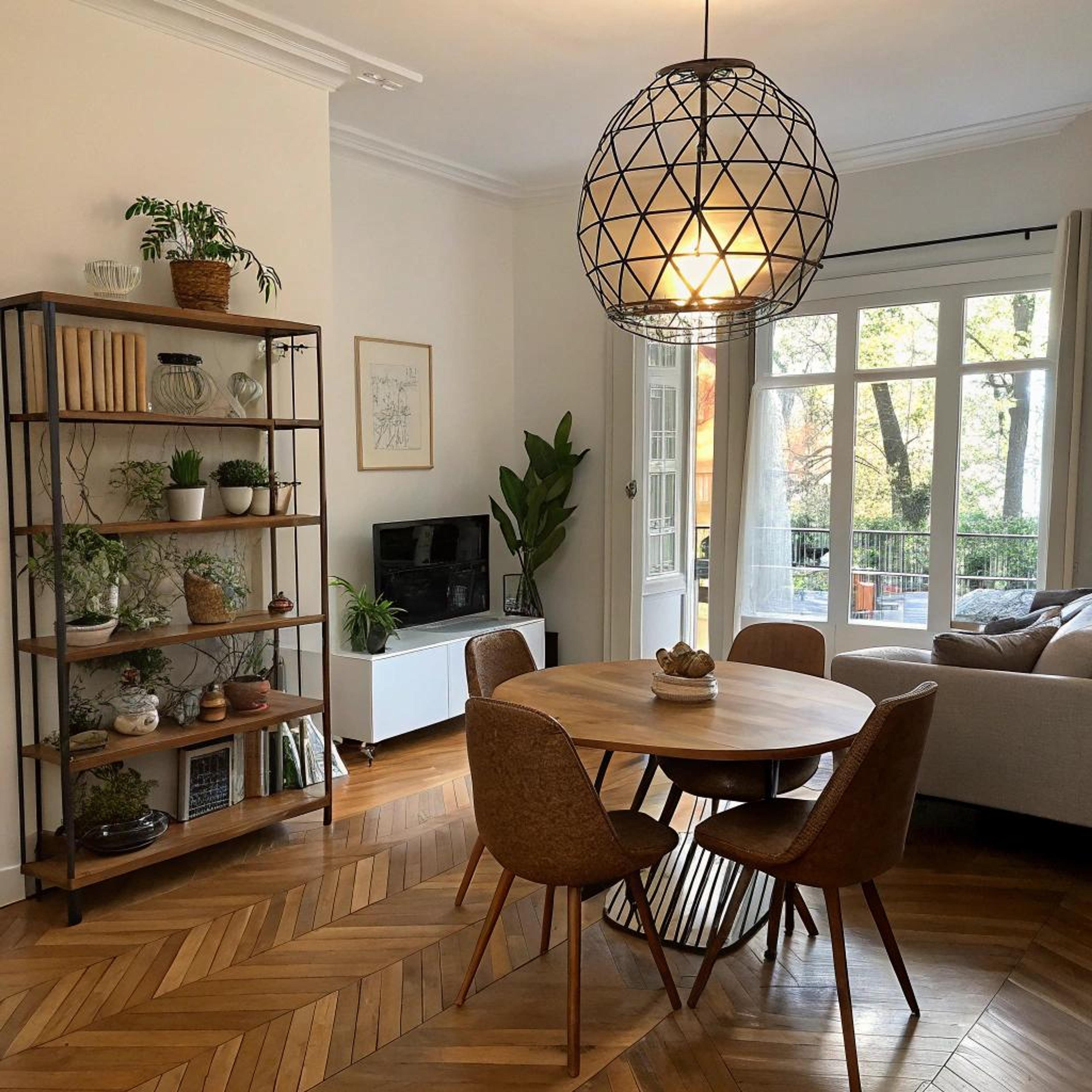 Chevronvloer en ronde eettafel