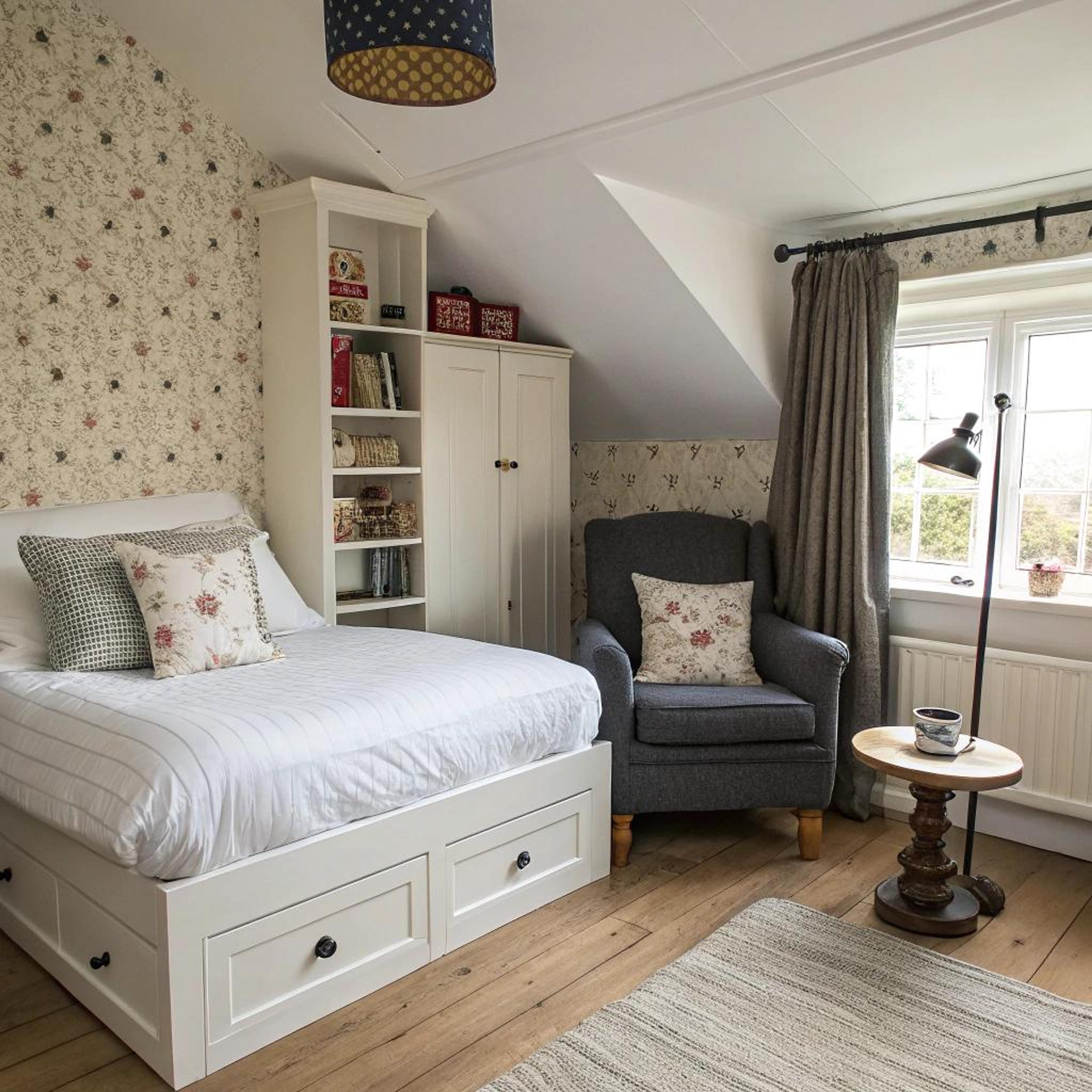 Bloemenbehang en slimme opbergruimte