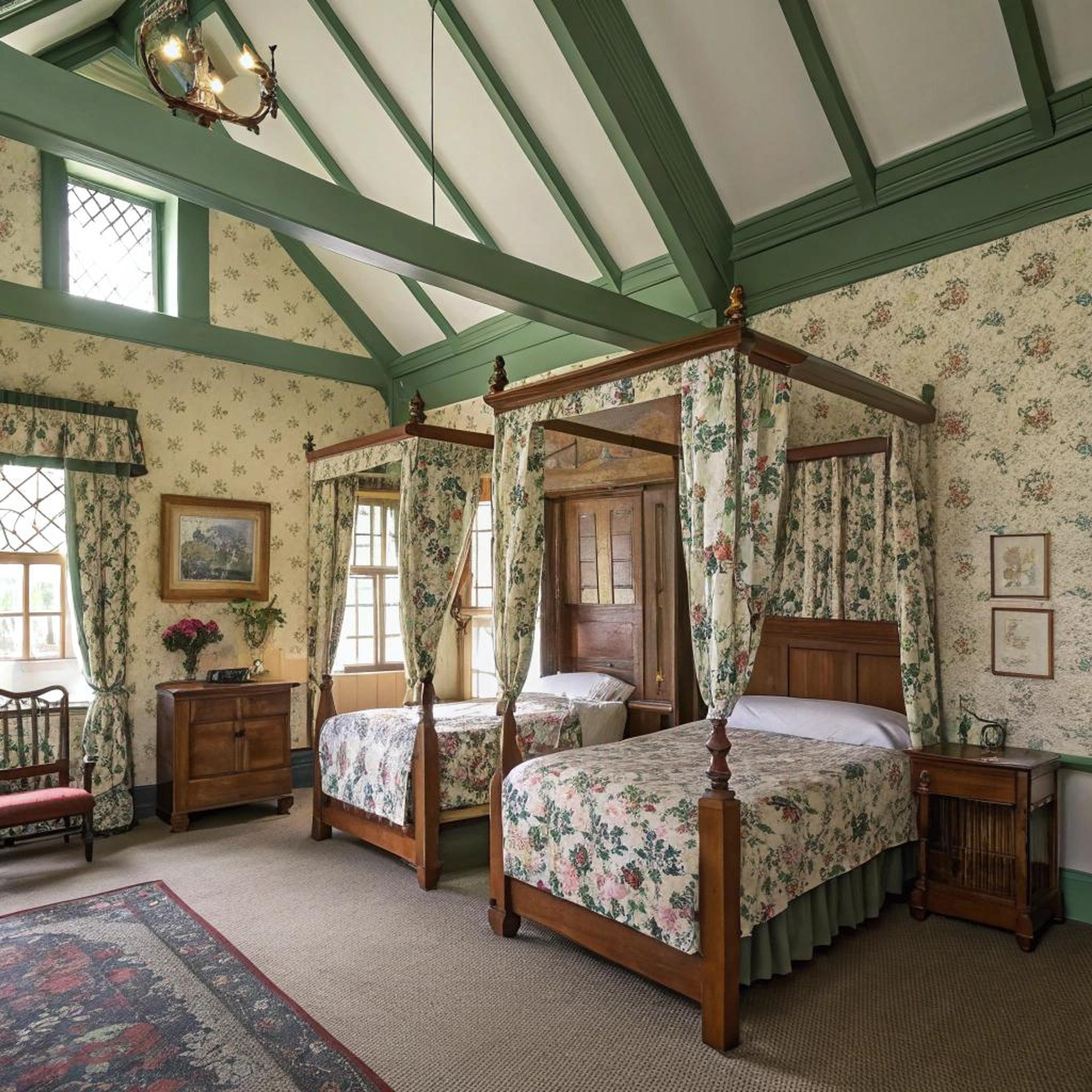 Hemelbedden met bloemenstof