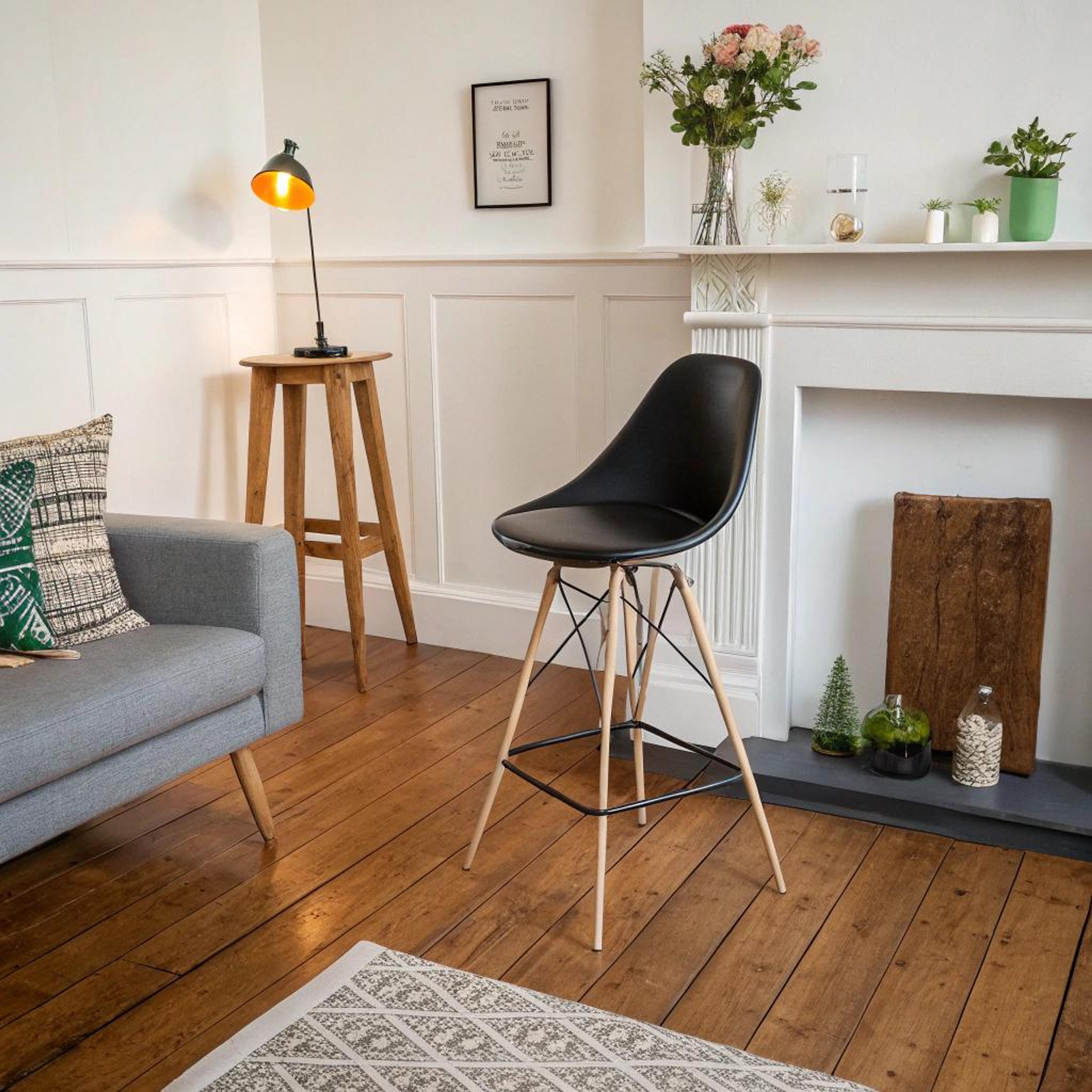 Decoratieve haard met bloemen