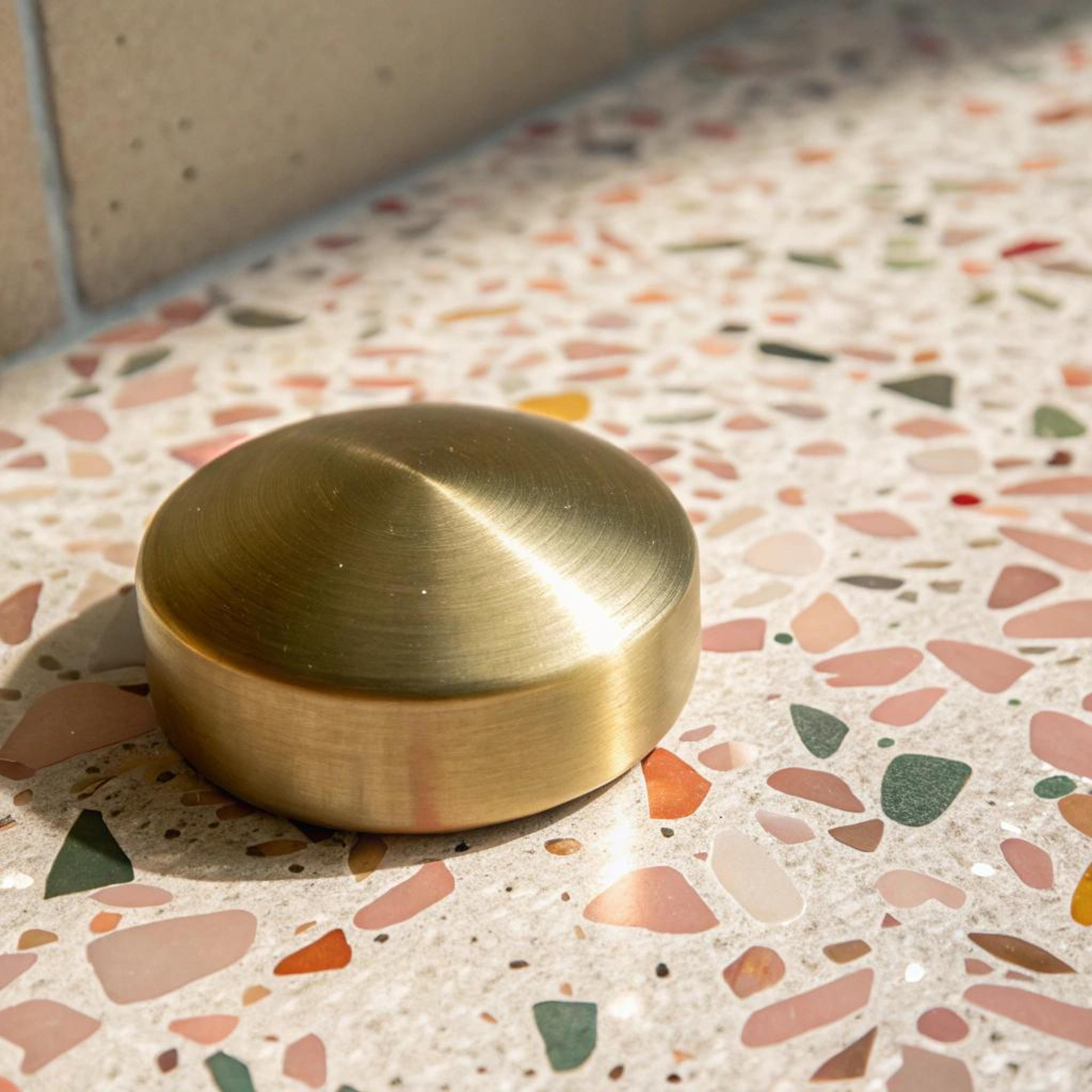 Terrazzo met messing accent